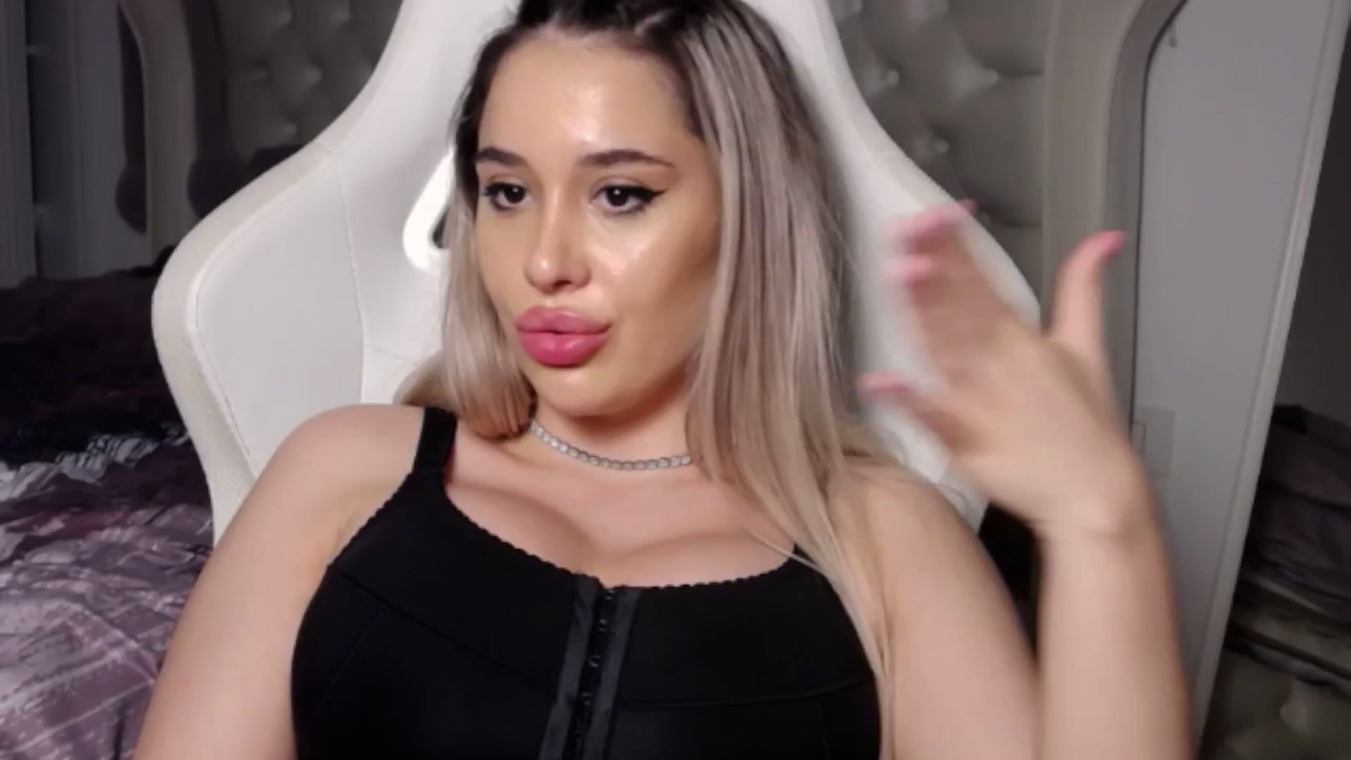 Gallery image thumbnail from LexxySelena's myfreecams stream on, 06/22/2025, 24:38 image 6 of 20