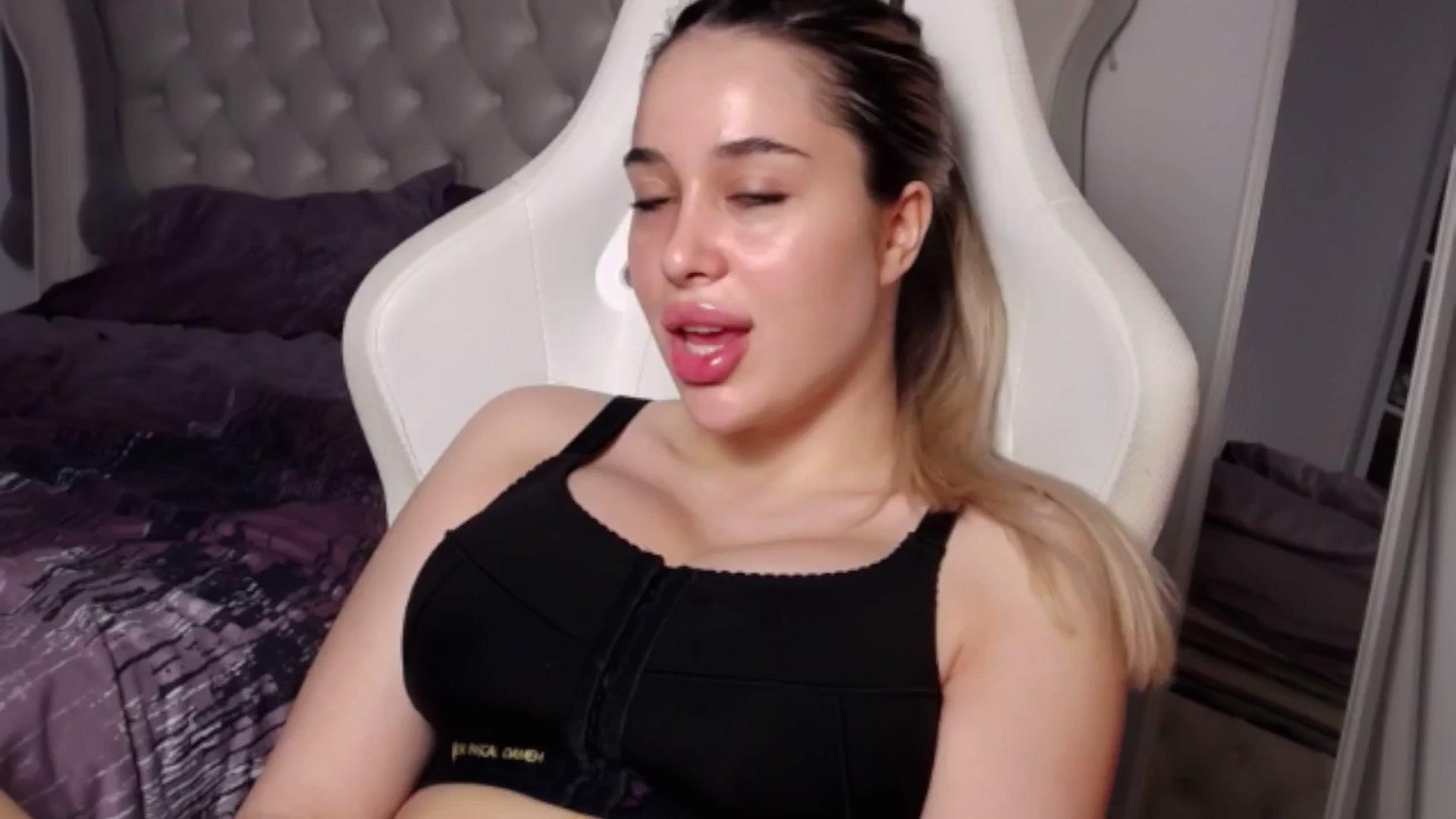 Gallery image thumbnail from LexxySelena's myfreecams stream on, 06/22/2025, 11:33 image 9 of 20