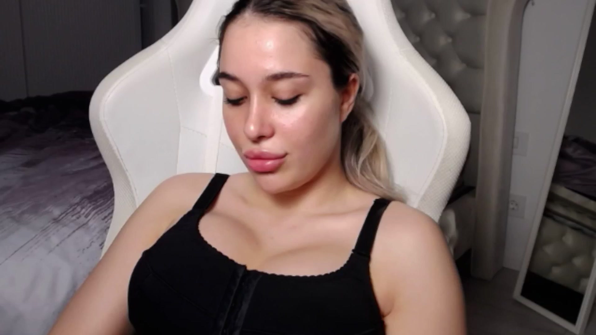 Gallery image thumbnail from LexxySelena's myfreecams stream on, 06/22/2025, 22:08 image 12 of 20