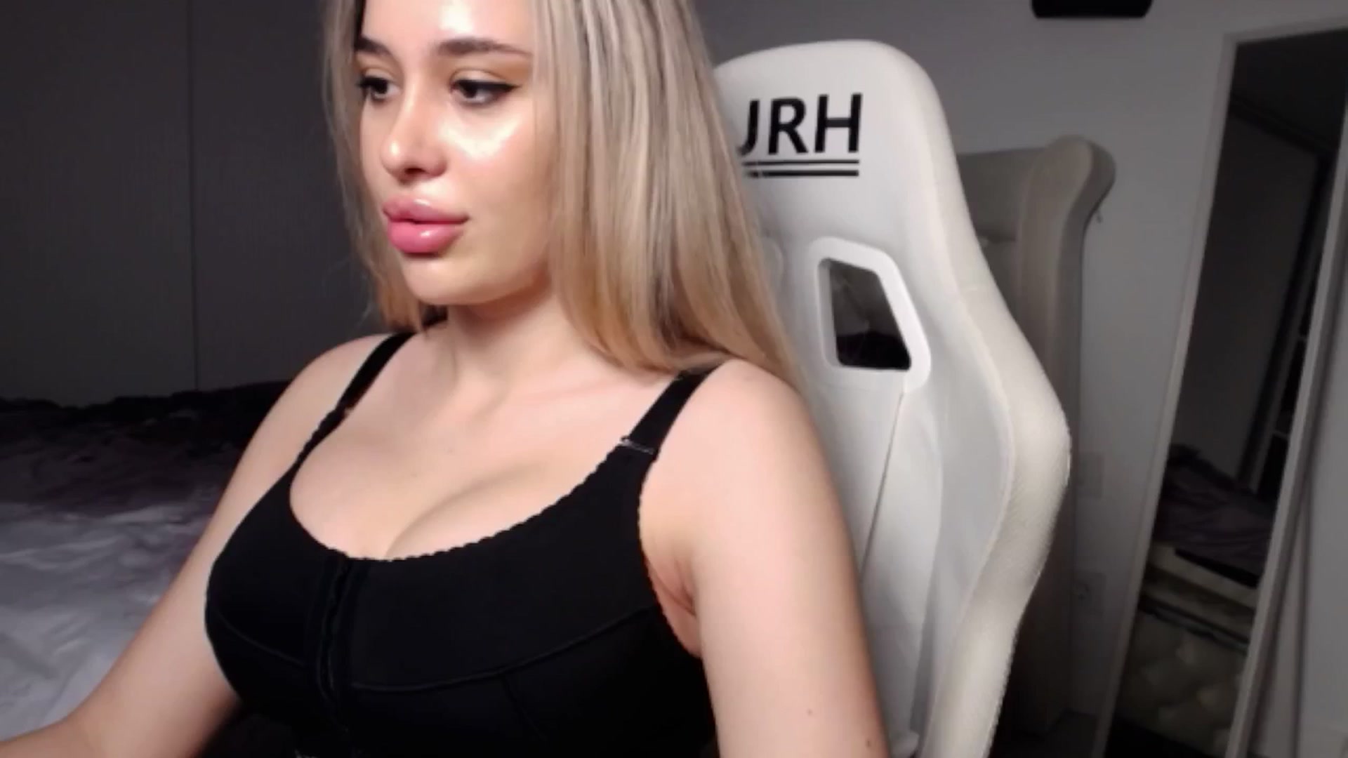 Gallery image thumbnail from LexxySelena's myfreecams stream on, 06/23/2025, 19:52 image 4 of 20