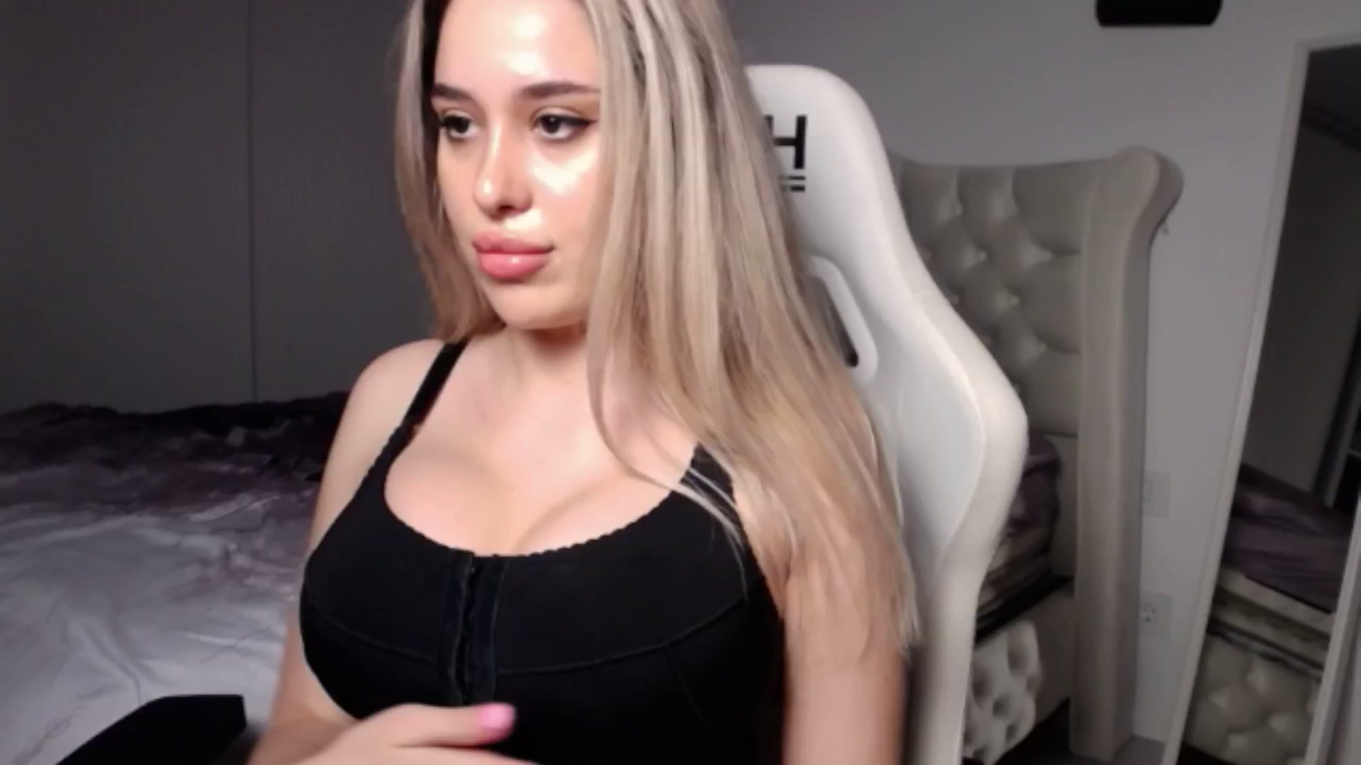 Gallery image thumbnail from LexxySelena's myfreecams stream on, 06/23/2025, 19:52 image 17 of 20