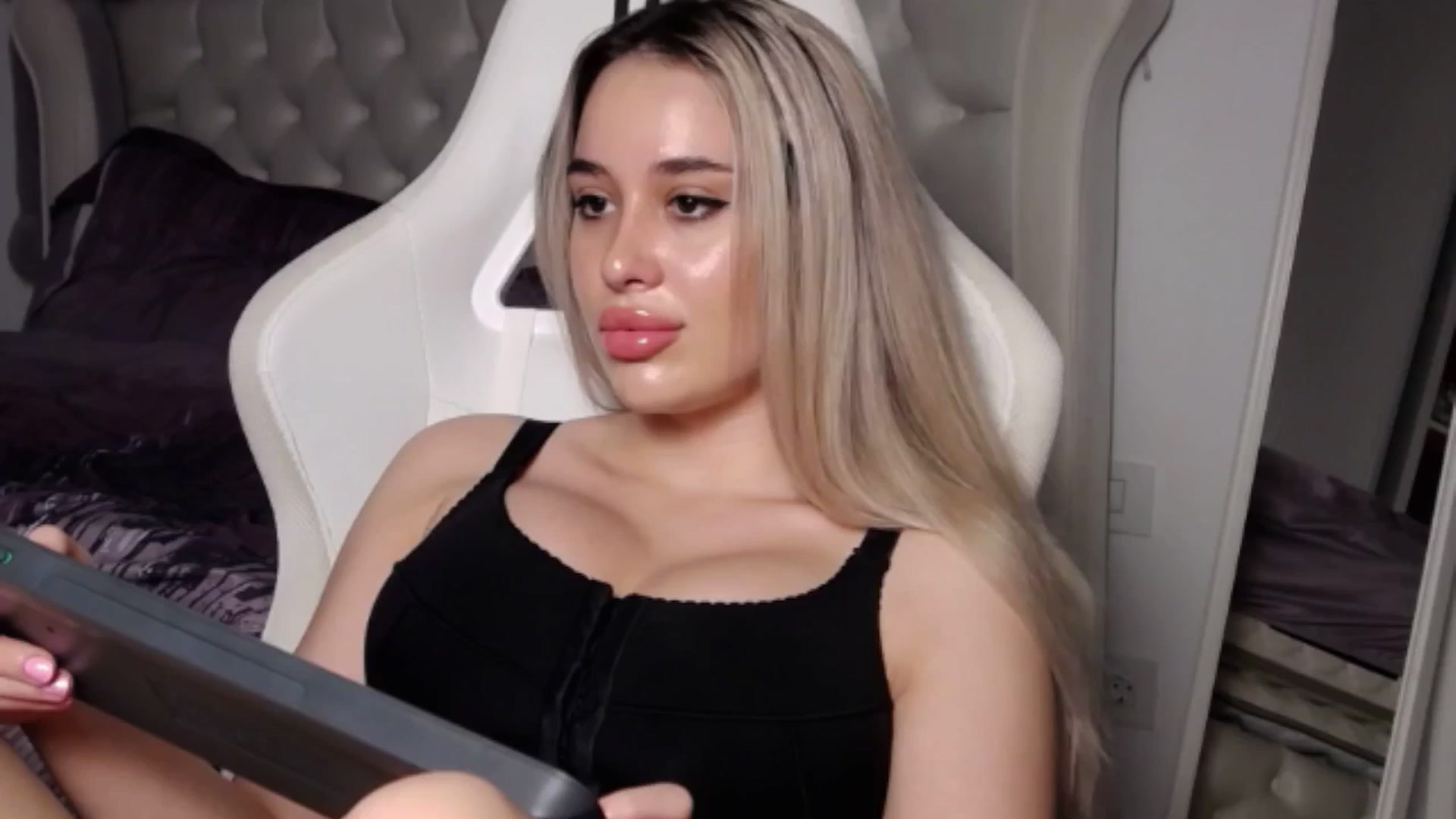 Gallery image thumbnail from LexxySelena's myfreecams stream on, 06/23/2025, 19:52 image 10 of 20