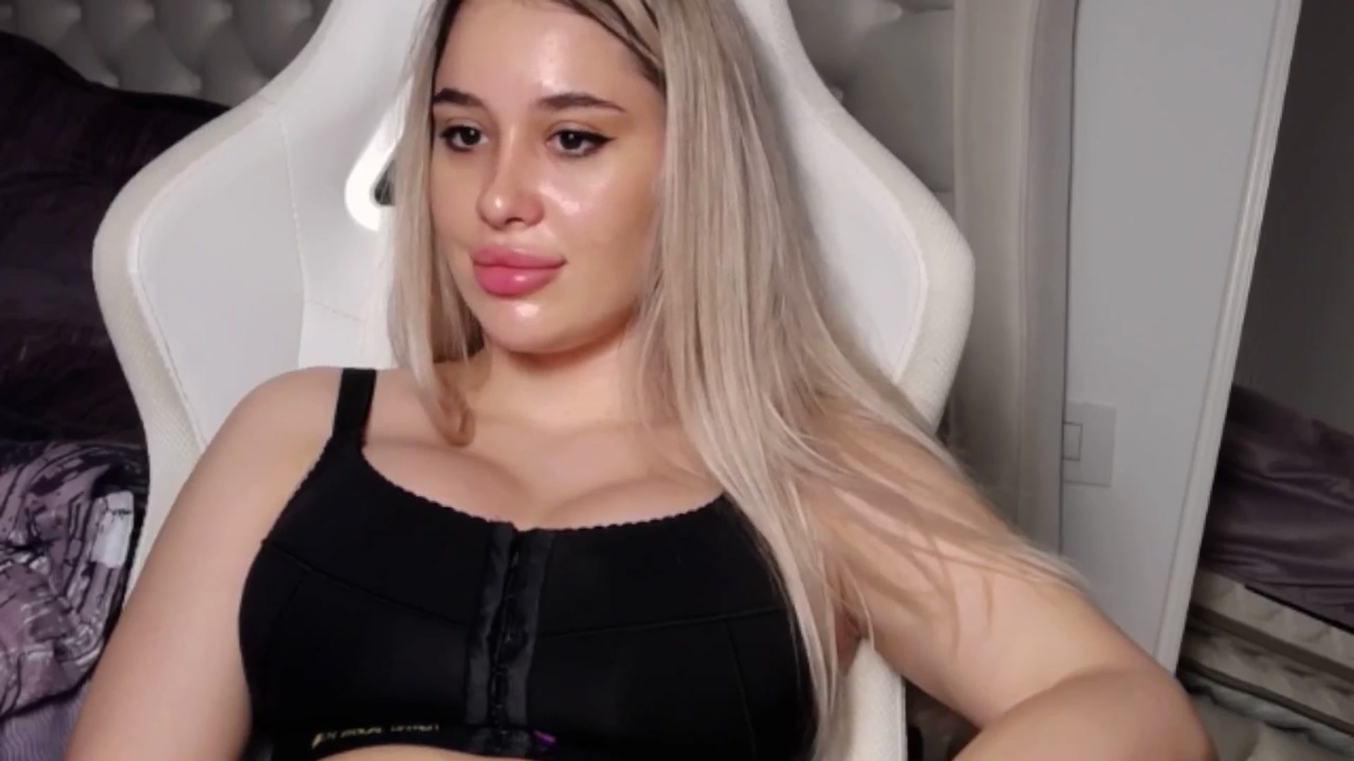 Gallery image thumbnail from LexxySelena's myfreecams stream on, 06/23/2025, 21:53 image 3 of 20