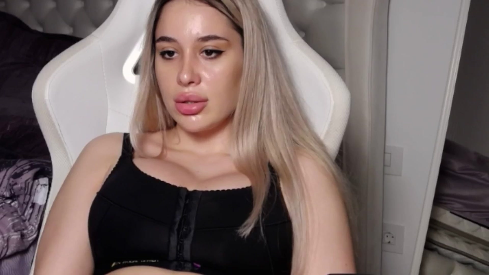 Gallery image thumbnail from LexxySelena's myfreecams stream on, 06/23/2025, 21:53 image 8 of 20