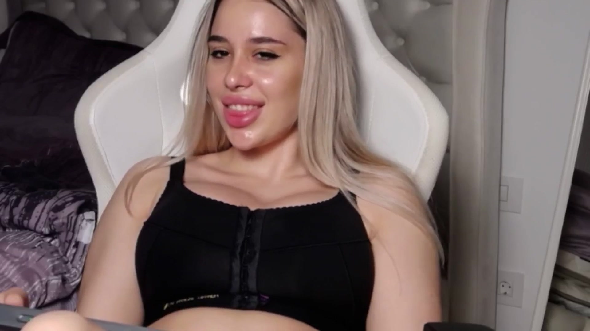 Gallery image thumbnail from LexxySelena's myfreecams stream on, 06/23/2025, 21:53 image 12 of 20