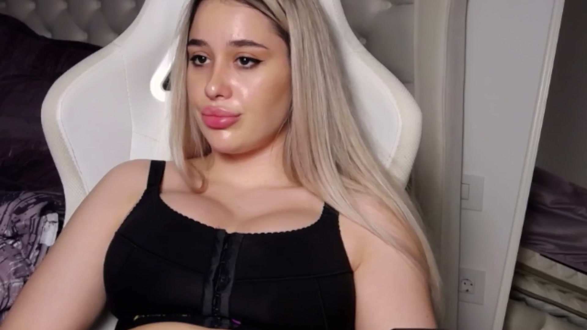 Gallery image thumbnail from LexxySelena's myfreecams stream on, 06/23/2025, 21:53 image 4 of 20