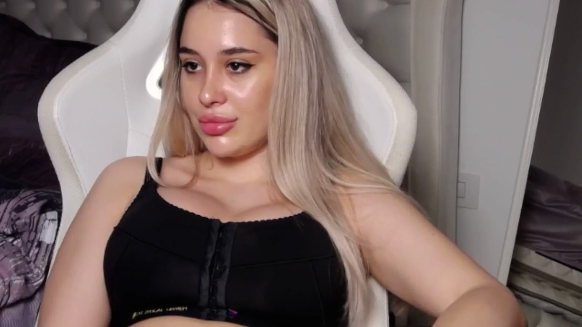 Gallery image thumbnail from LexxySelena's myfreecams stream on, 06/23/2025, 21:53 image 9 of 20