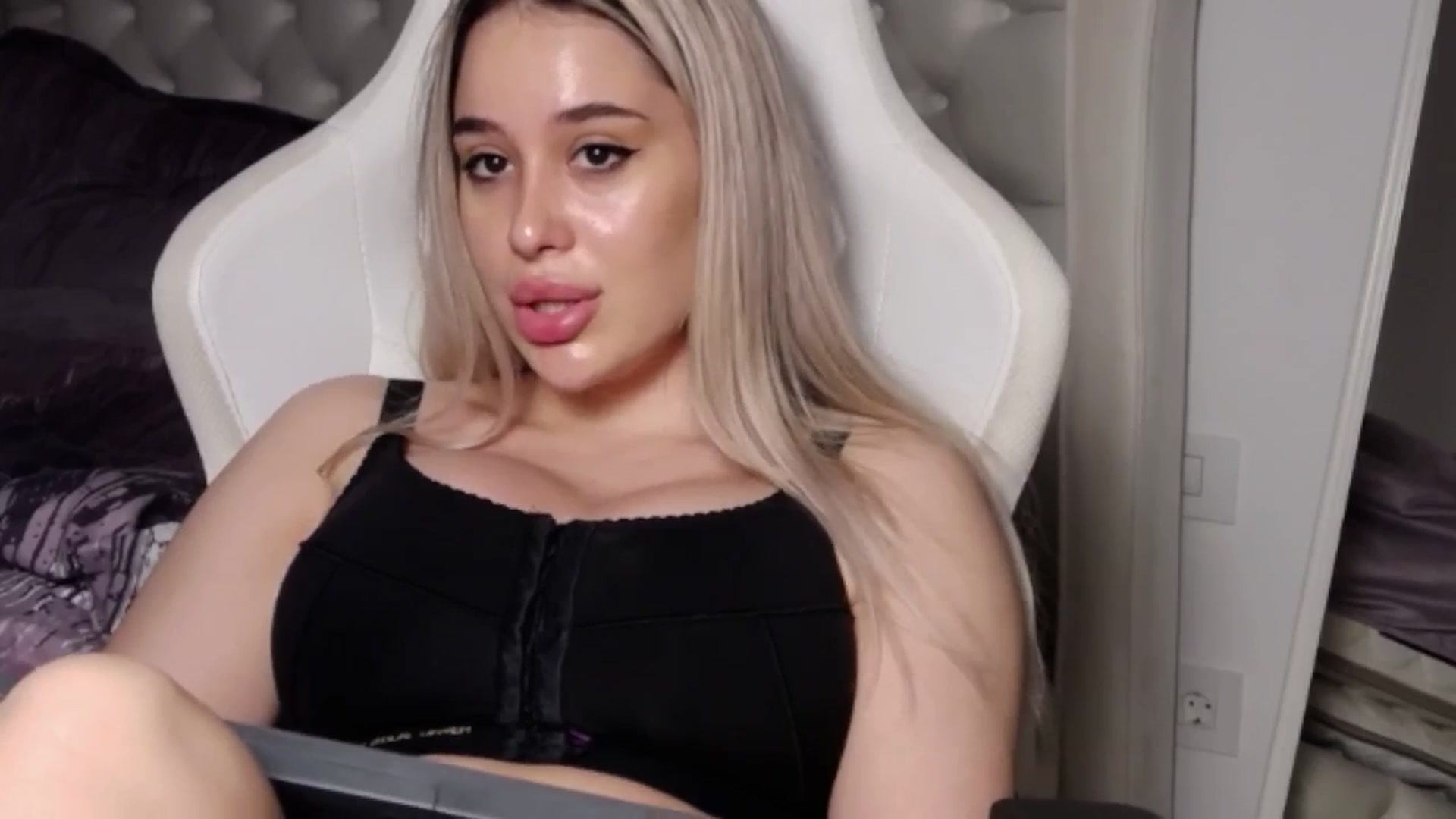 Gallery image thumbnail from LexxySelena's myfreecams stream on, 06/23/2025, 21:53 image 14 of 20