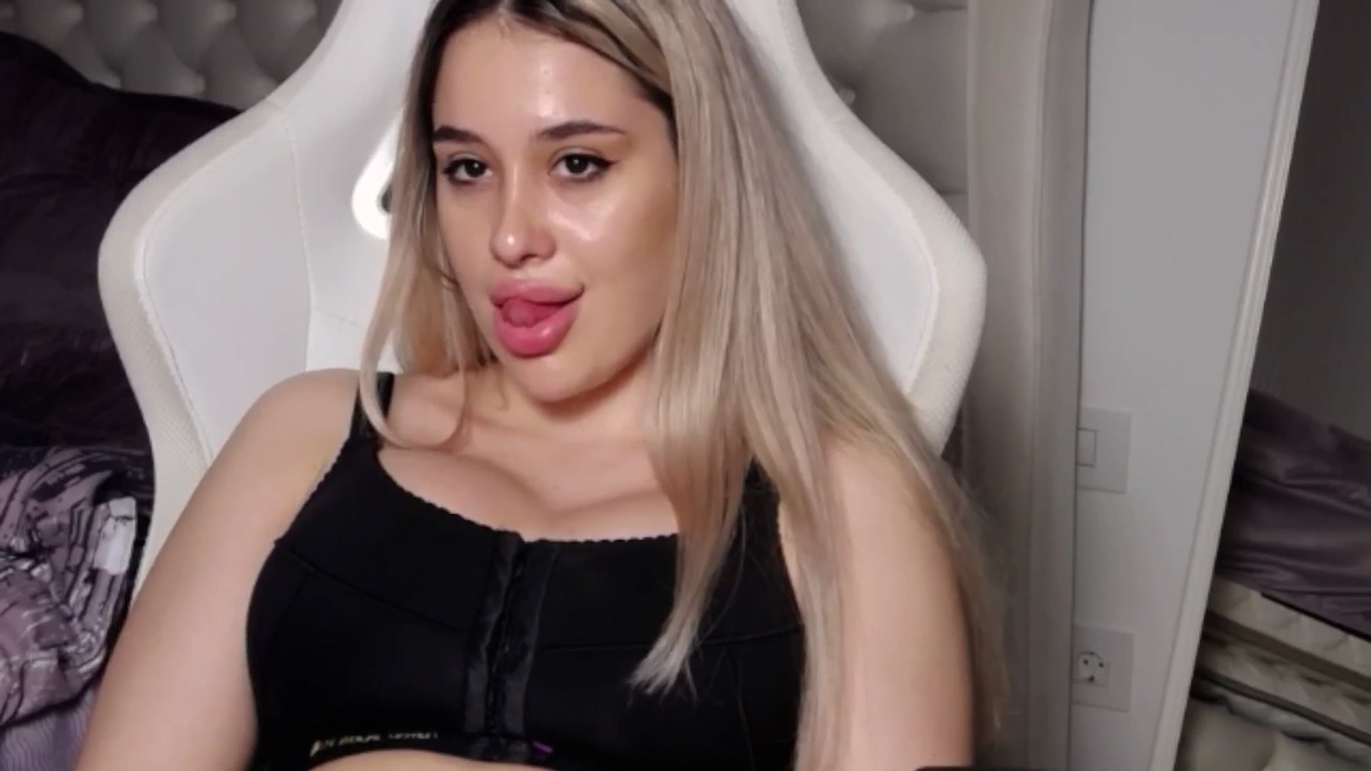 Gallery image thumbnail from LexxySelena's myfreecams stream on, 06/23/2025, 21:53 image 5 of 20