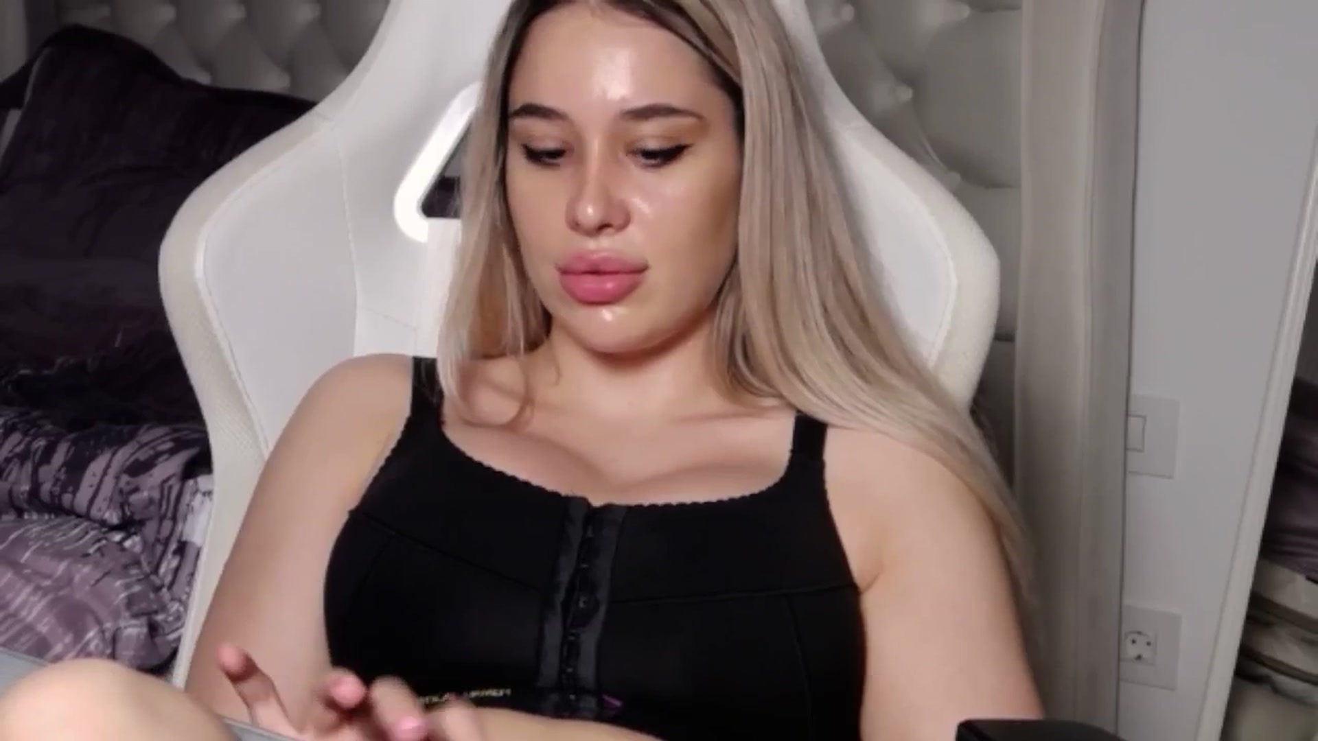 Gallery image thumbnail from LexxySelena's myfreecams stream on, 06/23/2025, 21:53 image 10 of 20