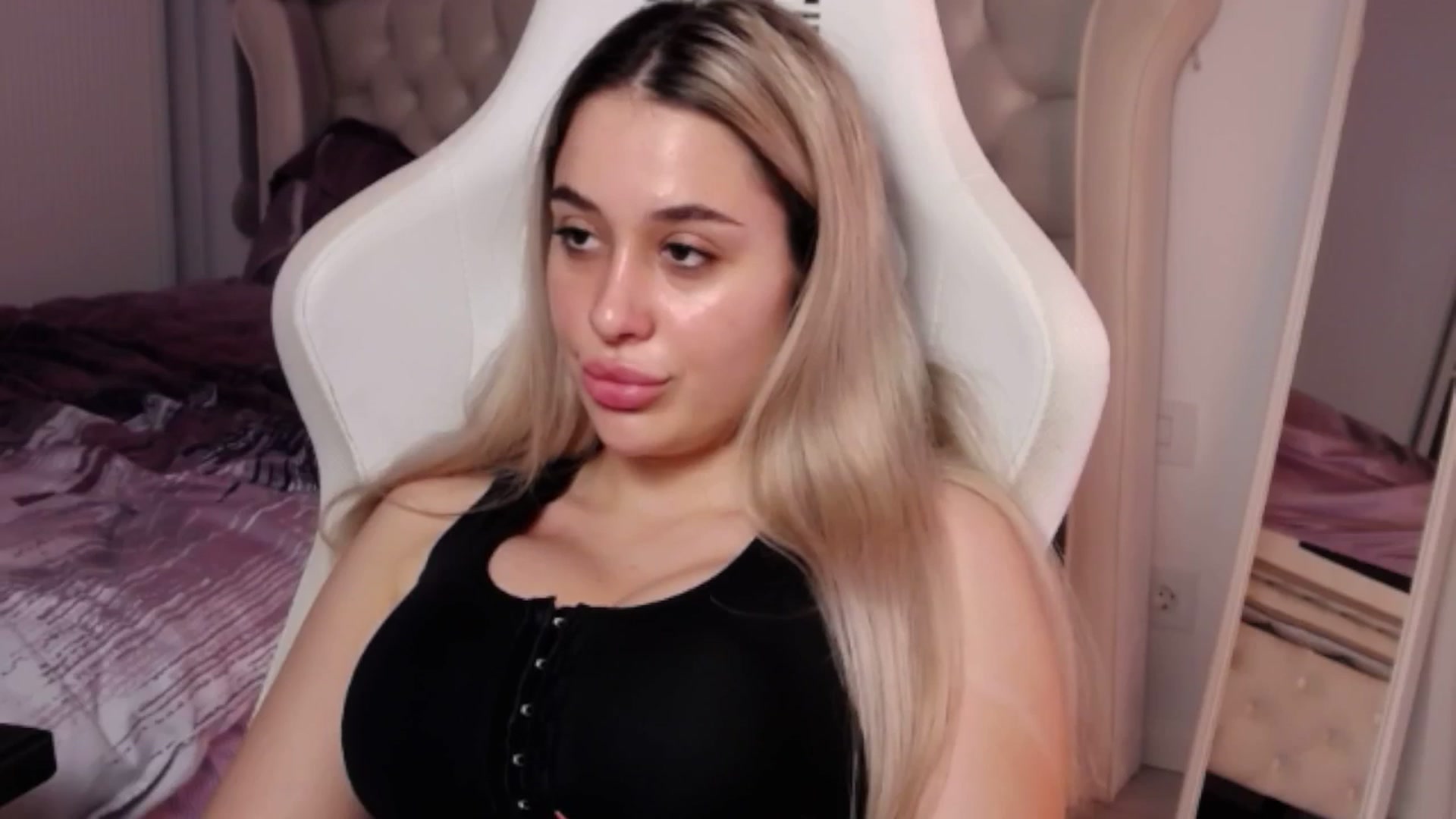 Gallery image thumbnail from LexxySelena's myfreecams stream on, 06/24/2025, 16:06 image 11 of 20