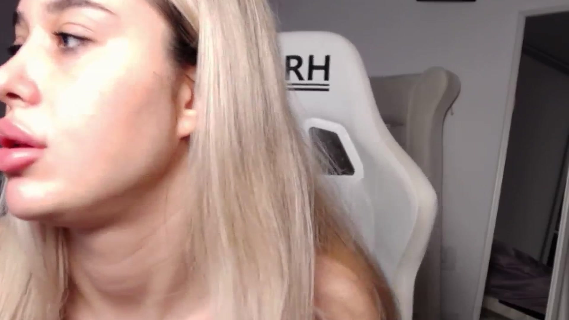 Gallery image thumbnail from LexxySelena's myfreecams stream on, 06/24/2025, 16:06 image 5 of 20