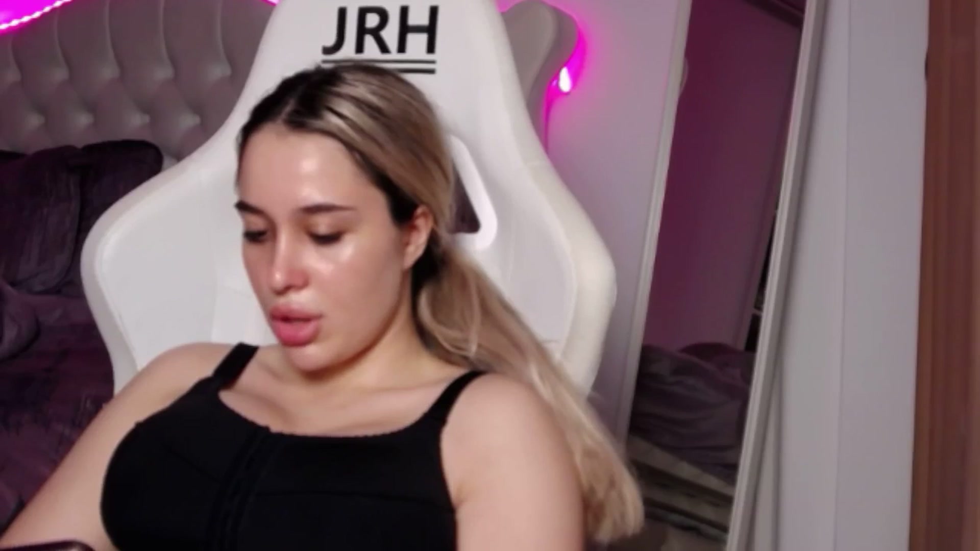 Gallery image thumbnail from LexxySelena's myfreecams stream on, 06/24/2025, 21:25 image 19 of 20