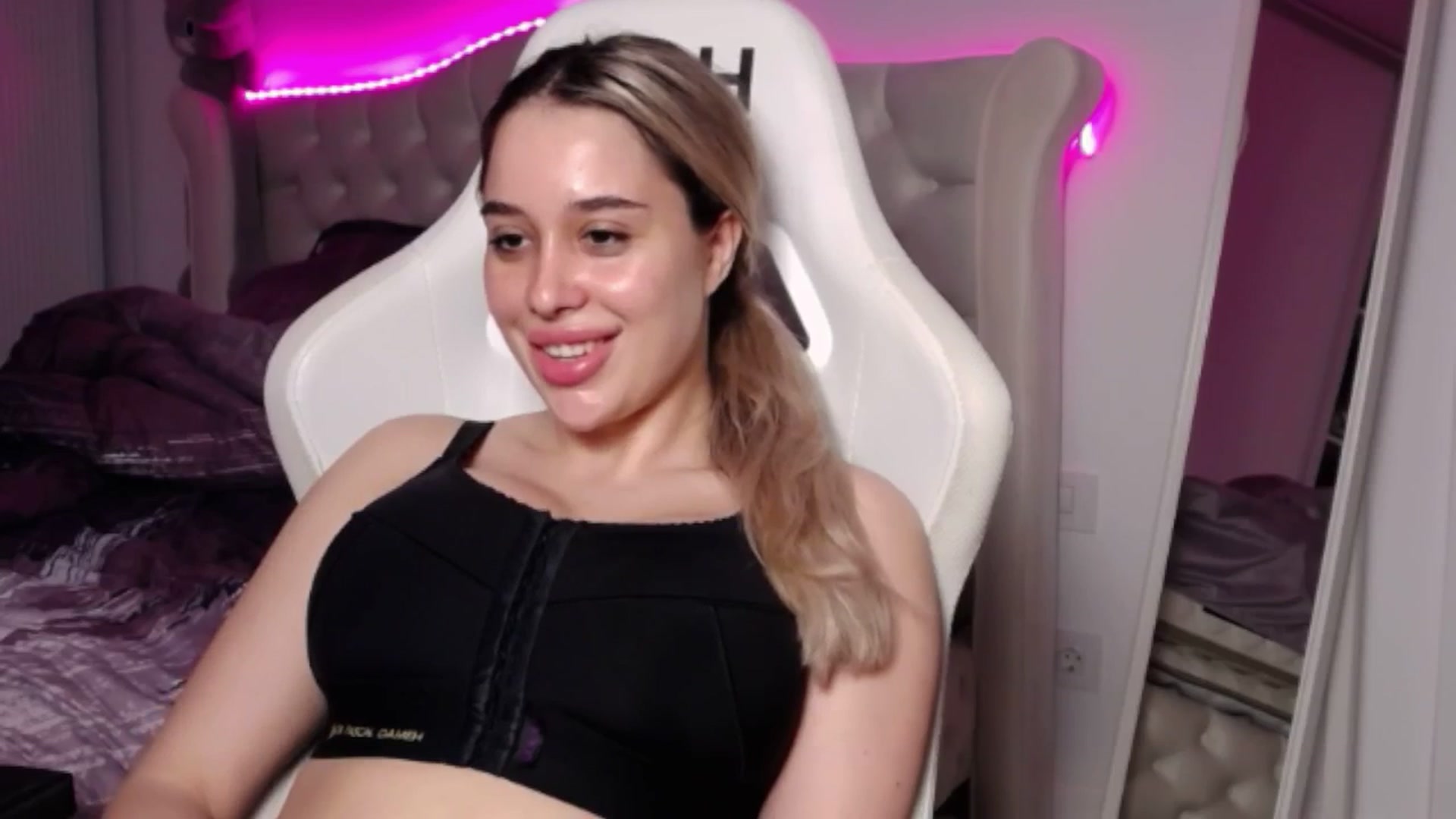 Gallery image thumbnail from LexxySelena's myfreecams stream on, 06/24/2025, 21:25 image 14 of 20