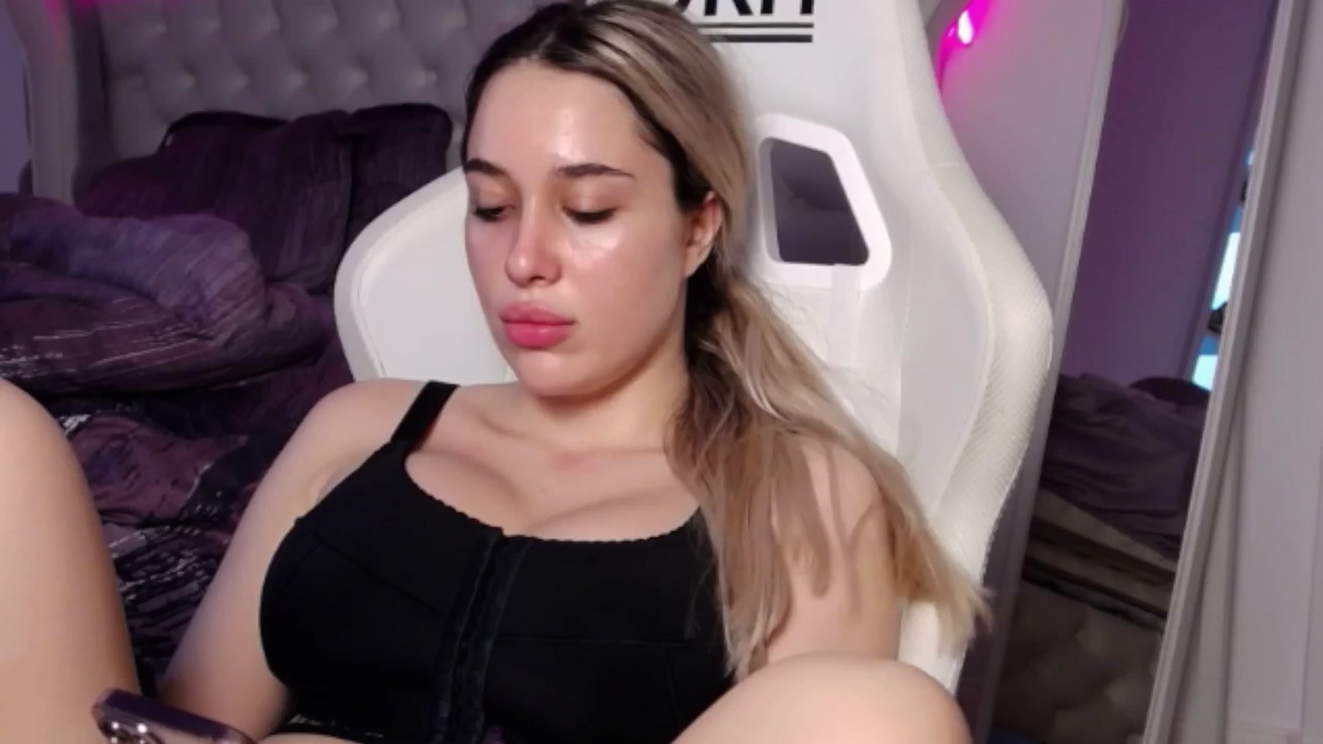 Gallery image thumbnail from LexxySelena's myfreecams stream on, 06/24/2025, 23:33 image 5 of 20