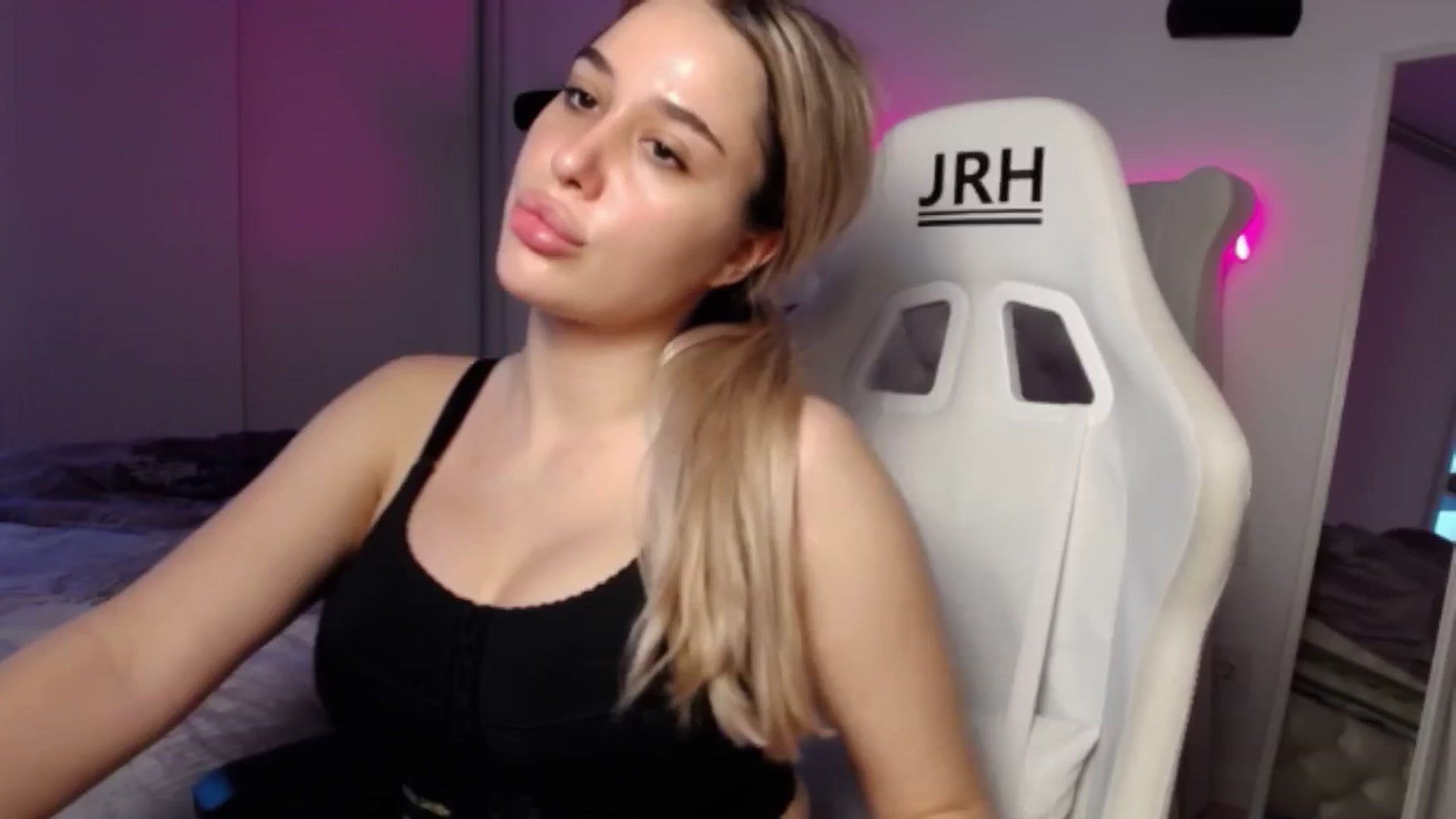 Gallery image thumbnail from LexxySelena's myfreecams stream on, 06/24/2025, 23:33 image 15 of 20