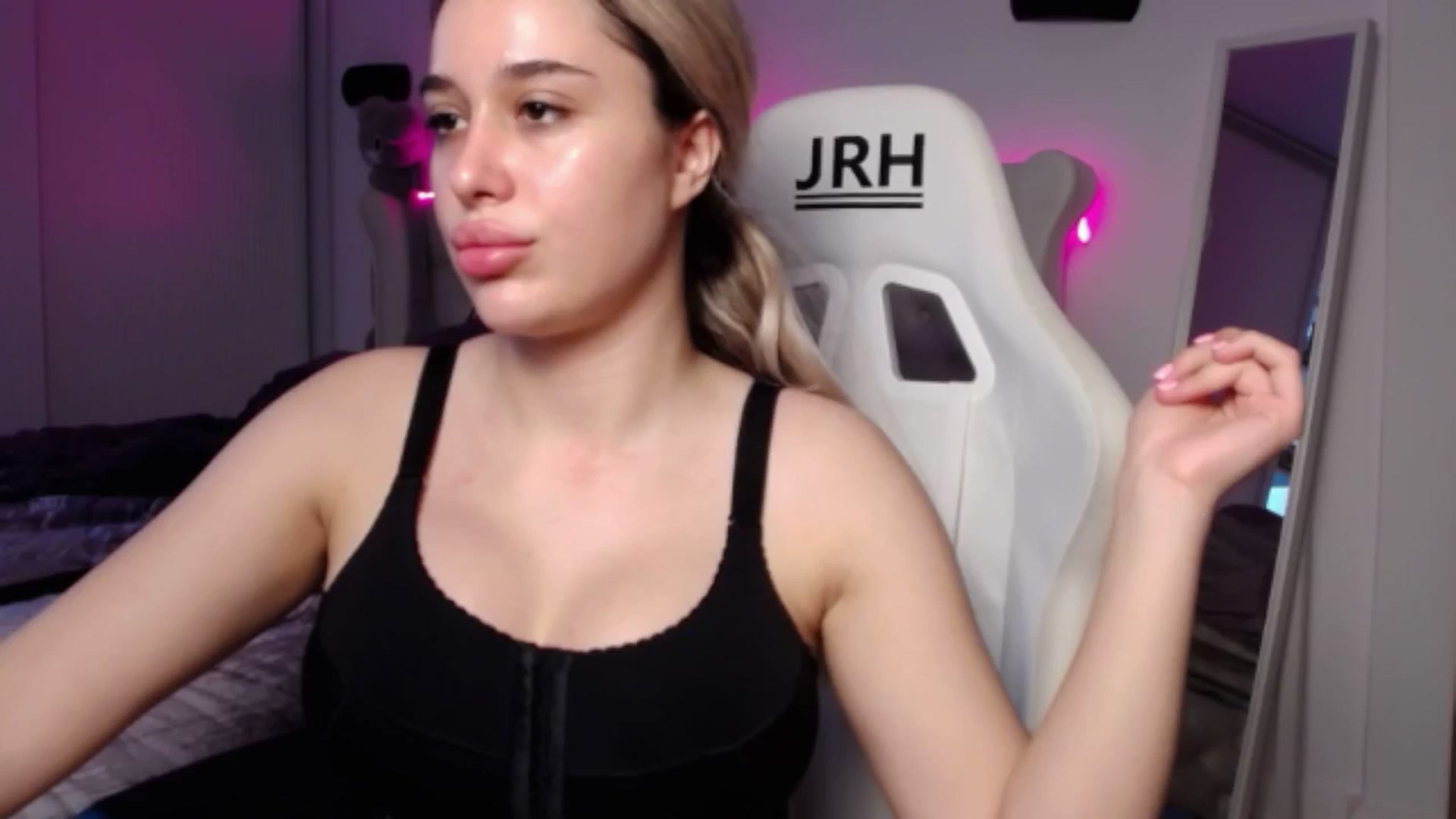 Gallery image thumbnail from LexxySelena's myfreecams stream on, 06/24/2025, 23:33 image 6 of 20