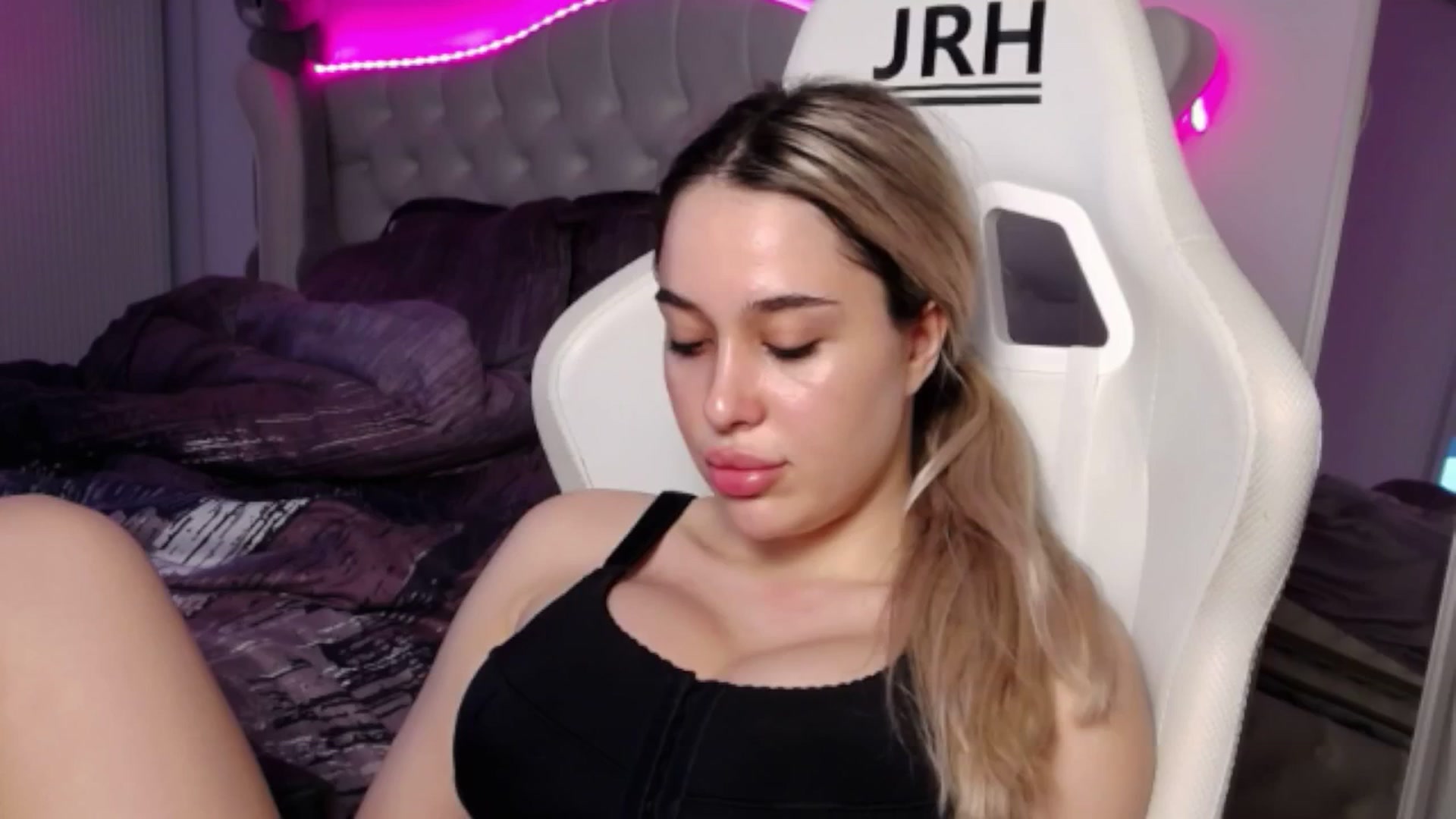 Gallery image thumbnail from LexxySelena's myfreecams stream on, 06/24/2025, 23:33 image 9 of 20