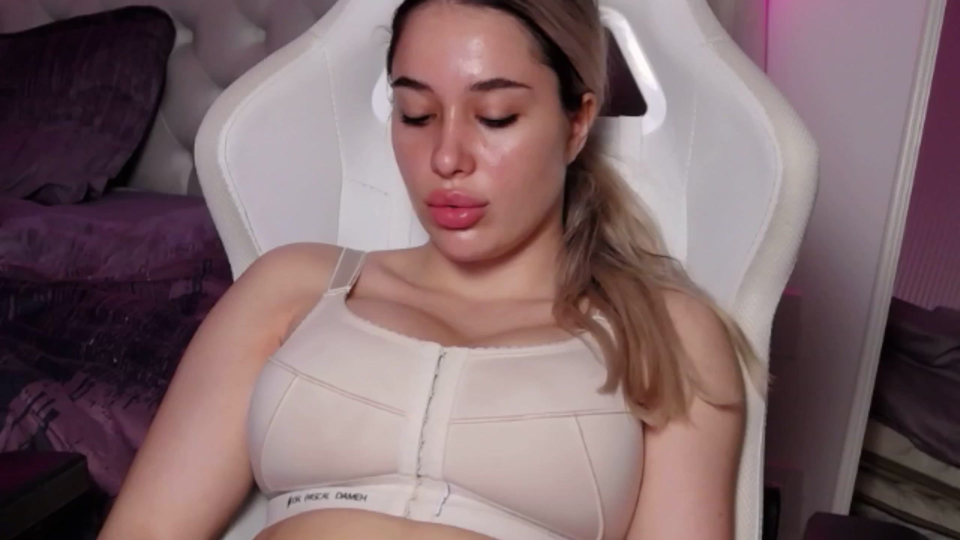Gallery image thumbnail from LexxySelena's myfreecams stream on, 06/26/2025, 03:41 image 11 of 20