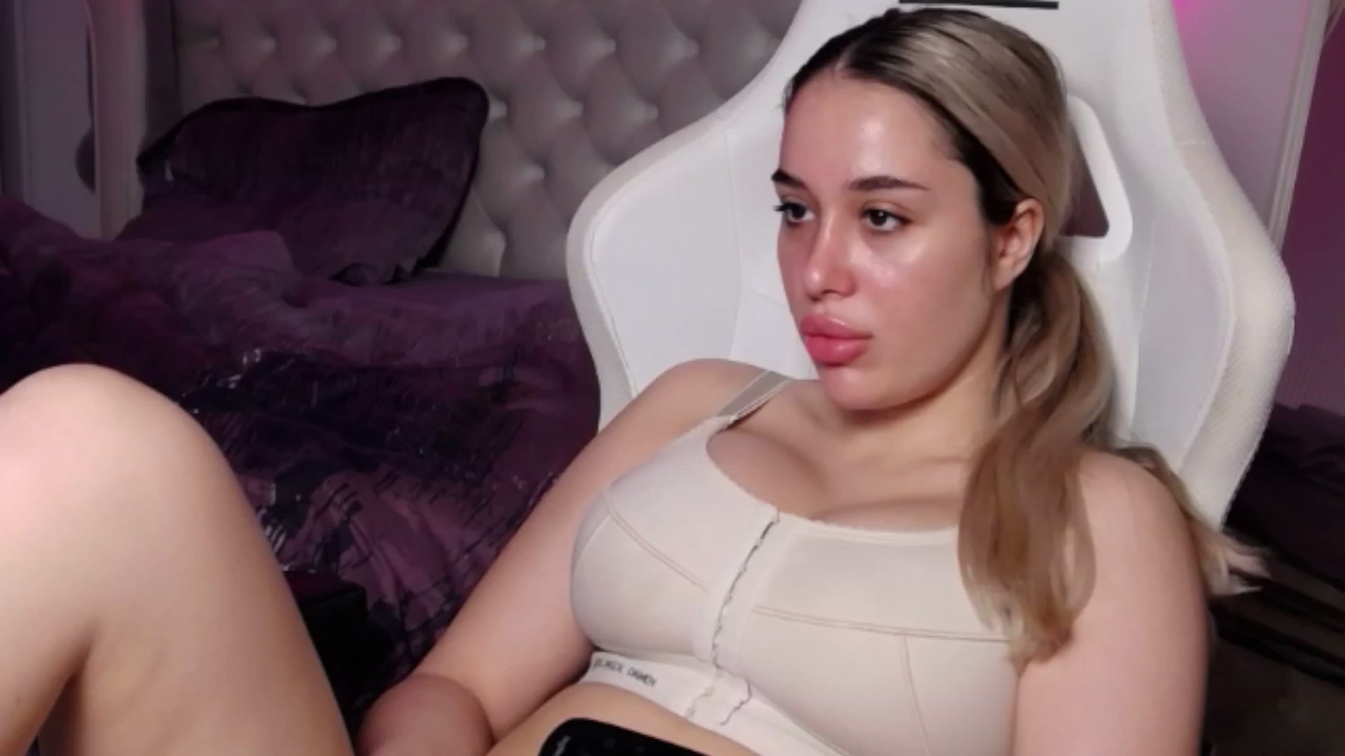 Gallery image thumbnail from LexxySelena's myfreecams stream on, 06/26/2025, 03:41 image 8 of 20