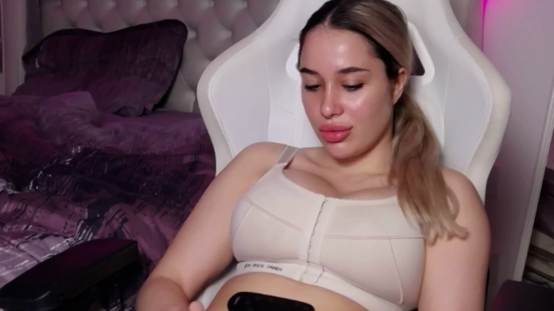 Gallery image thumbnail from LexxySelena's myfreecams stream on, 06/26/2025, 03:41 image 9 of 20
