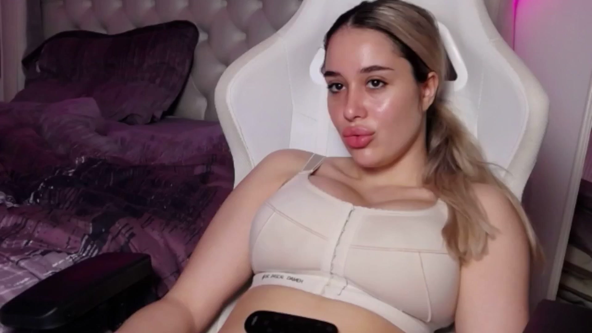Gallery image thumbnail from LexxySelena's myfreecams stream on, 06/26/2025, 03:41 image 10 of 20