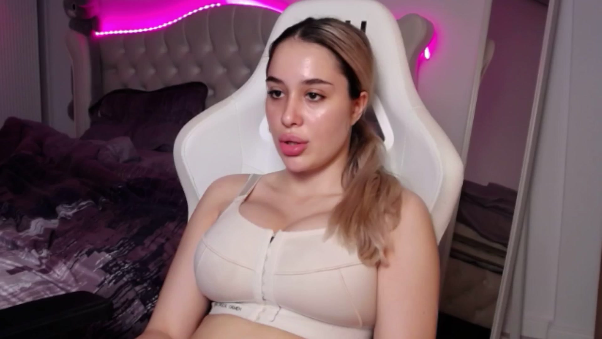 Gallery image thumbnail from LexxySelena's myfreecams stream on, 06/26/2025, 06:30 image 2 of 20