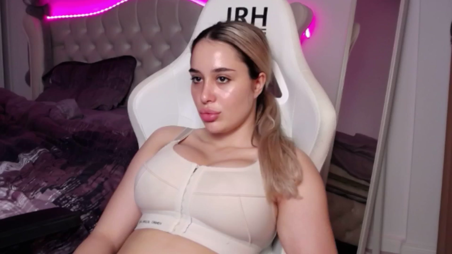 Gallery image thumbnail from LexxySelena's myfreecams stream on, 06/26/2025, 06:30 image 10 of 20