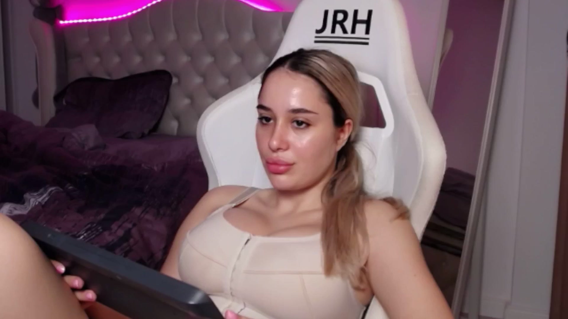 Gallery image thumbnail from LexxySelena's myfreecams stream on, 06/26/2025, 06:30 image 11 of 20
