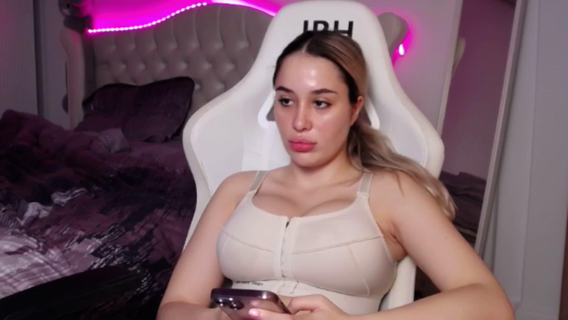 Gallery image thumbnail from LexxySelena's myfreecams stream on, 06/26/2025, 06:30 image 4 of 20