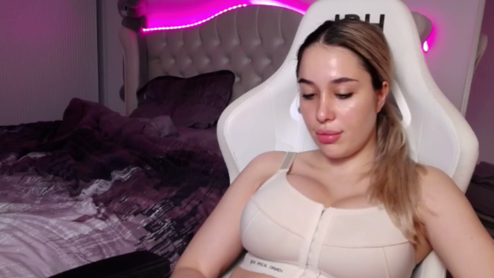 Gallery image thumbnail from LexxySelena's myfreecams stream on, 06/26/2025, 06:30 image 18 of 20