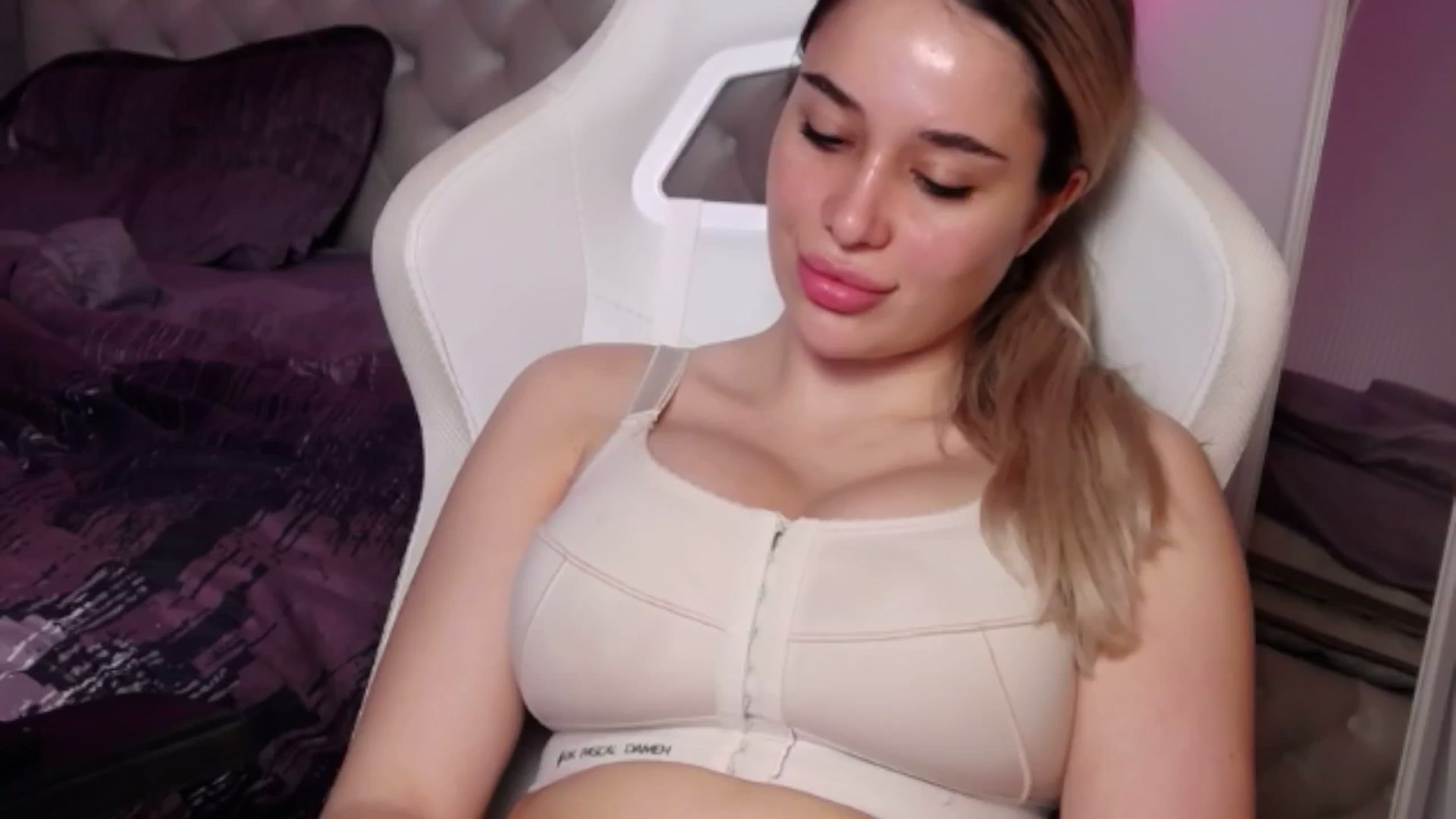Gallery image thumbnail from LexxySelena's myfreecams stream on, 06/26/2025, 06:30 image 8 of 20