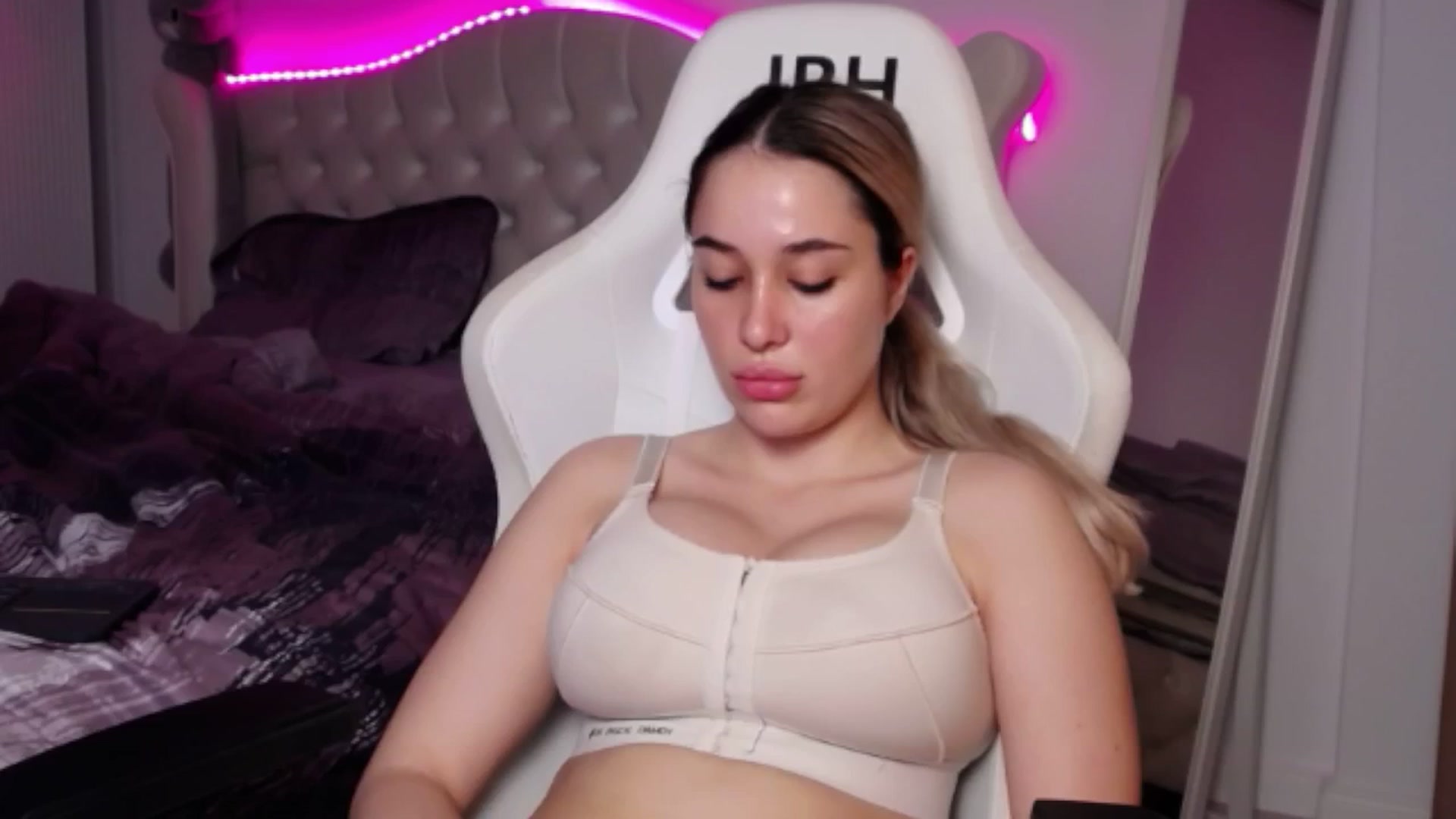 Gallery image thumbnail from LexxySelena's myfreecams stream on, 06/26/2025, 06:30 image 5 of 20