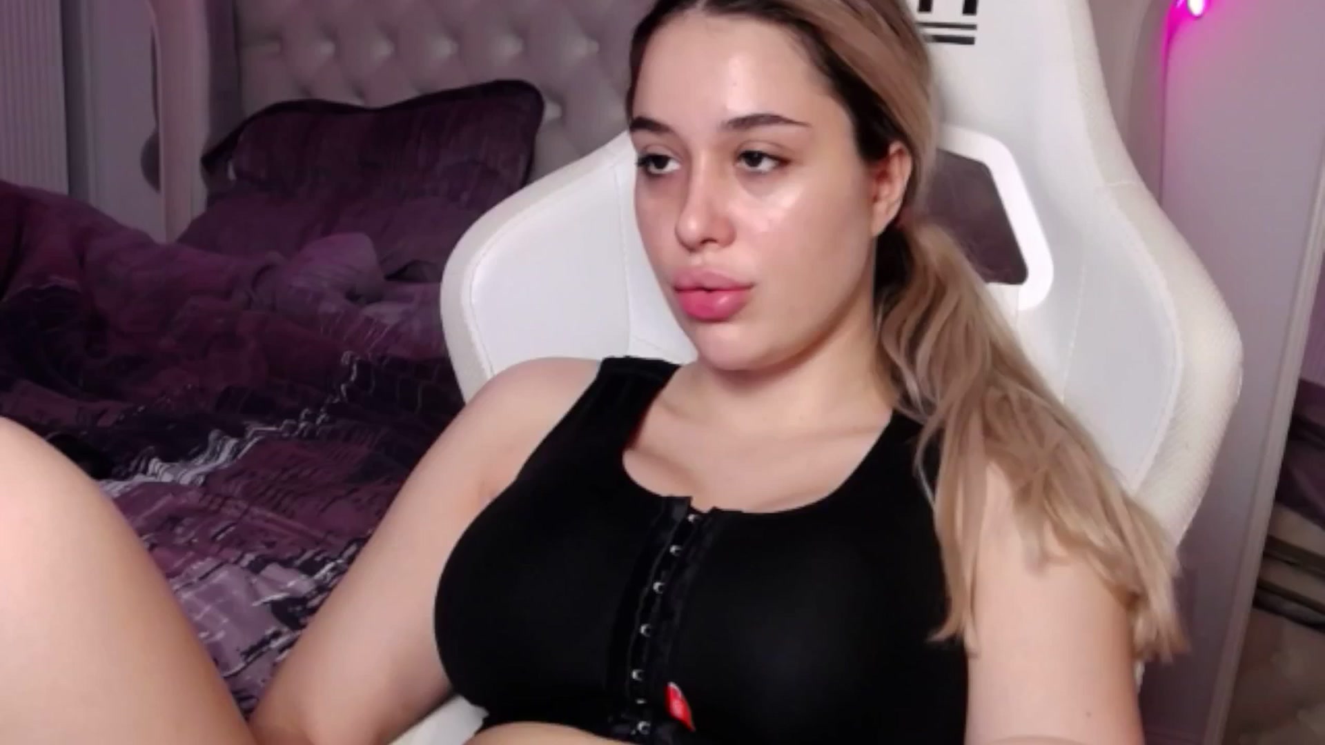 Gallery image thumbnail from LexxySelena's myfreecams stream on, 06/26/2025, 11:03 image 12 of 20