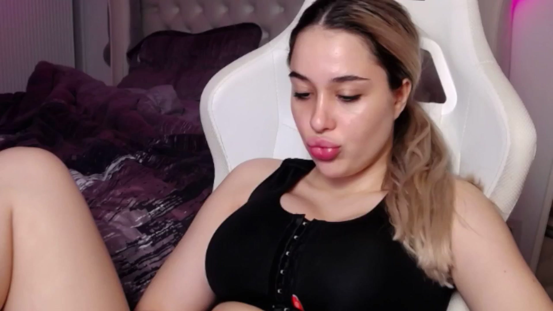 Gallery image thumbnail from LexxySelena's myfreecams stream on, 06/26/2025, 11:03 image 2 of 20