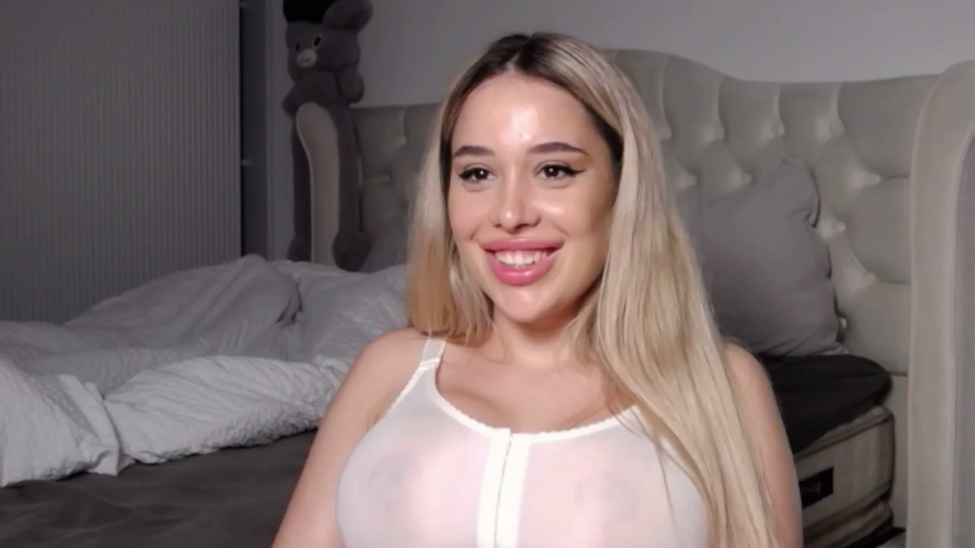 Gallery image thumbnail from LexxySelena's myfreecams stream on, 07/01/2025, 18:32 image 15 of 20