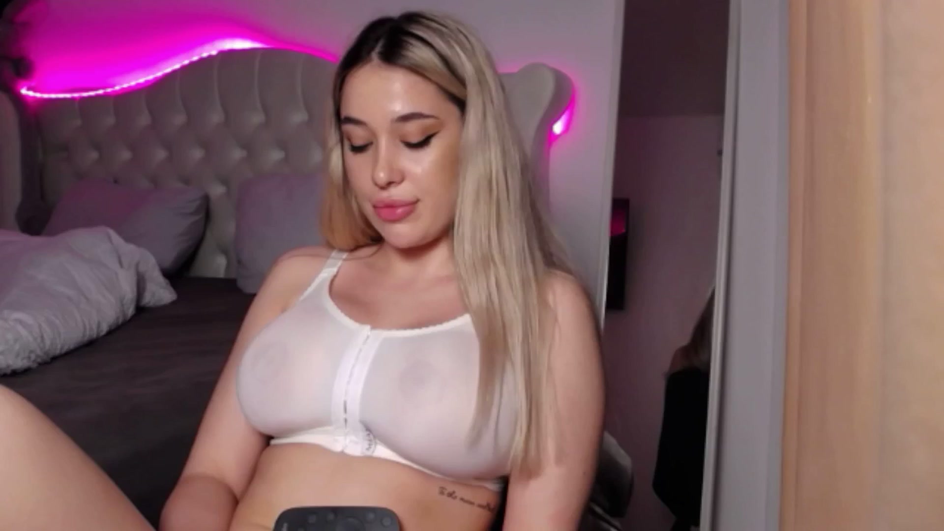 Gallery image thumbnail from LexxySelena's myfreecams stream on, 07/01/2025, 22:01 image 4 of 20