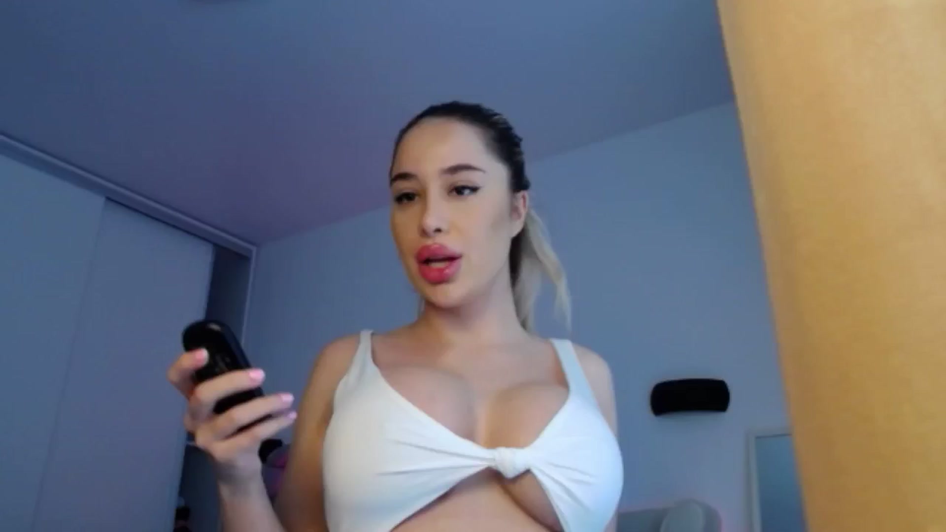Gallery image thumbnail from LexxySelena's myfreecams stream on, 07/04/2025, 08:09 image 15 of 20