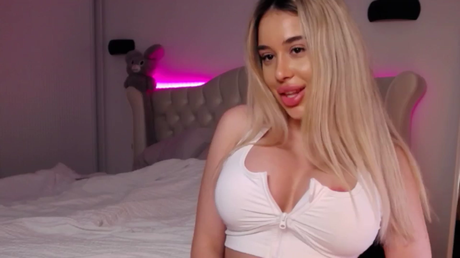 Gallery image thumbnail from LexxySelena's myfreecams stream on, 07/20/2025, 15:58 image 6 of 20
