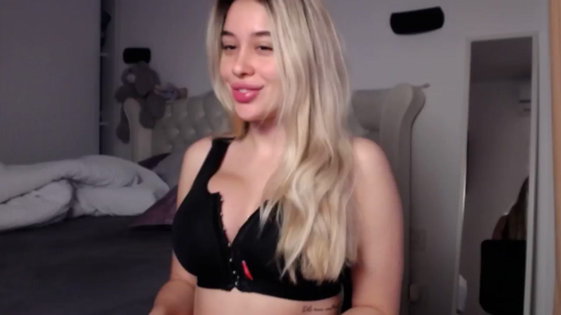 Gallery image thumbnail from LexxySelena's myfreecams stream on, 08/08/2025, 09:35 image 9 of 20