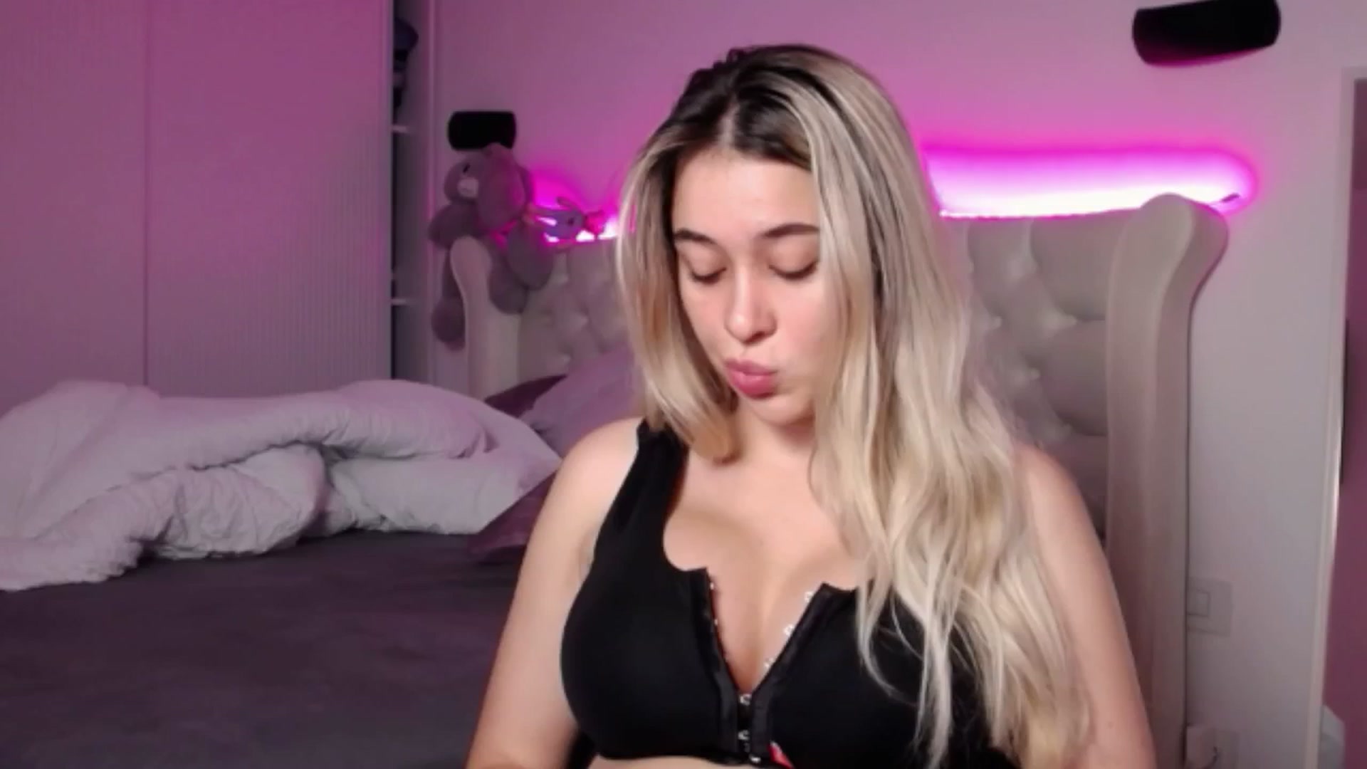 Gallery image thumbnail from LexxySelena's myfreecams stream on, 08/08/2025, 10:22 image 5 of 20