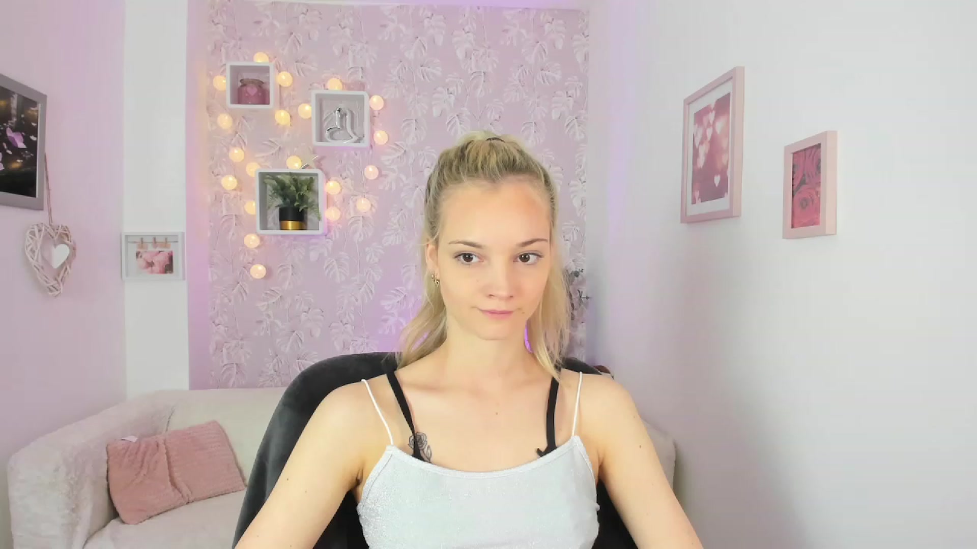 Gallery image thumbnail from Lexy_Belle18's myfreecams stream on, 05/18/2023, 09:41 image 5 of 20