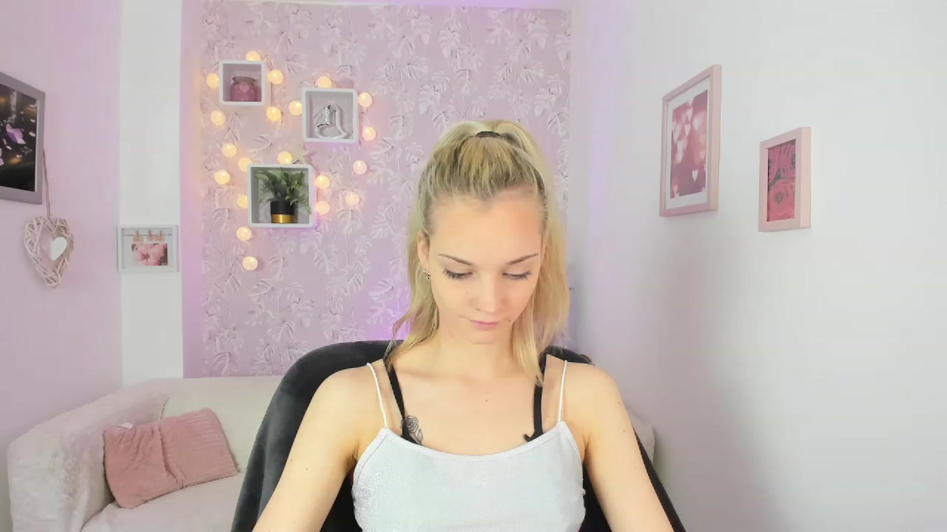 Gallery image thumbnail from Lexy_Belle18's myfreecams stream on, 05/18/2023, 09:41 image 9 of 20