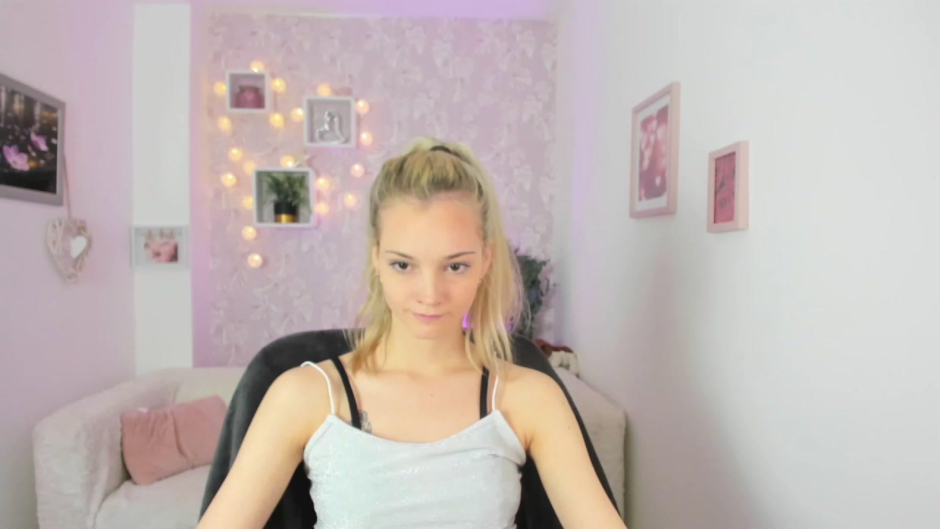 Gallery image thumbnail from Lexy_Belle18's myfreecams stream on, 05/18/2023, 09:41 image 19 of 20