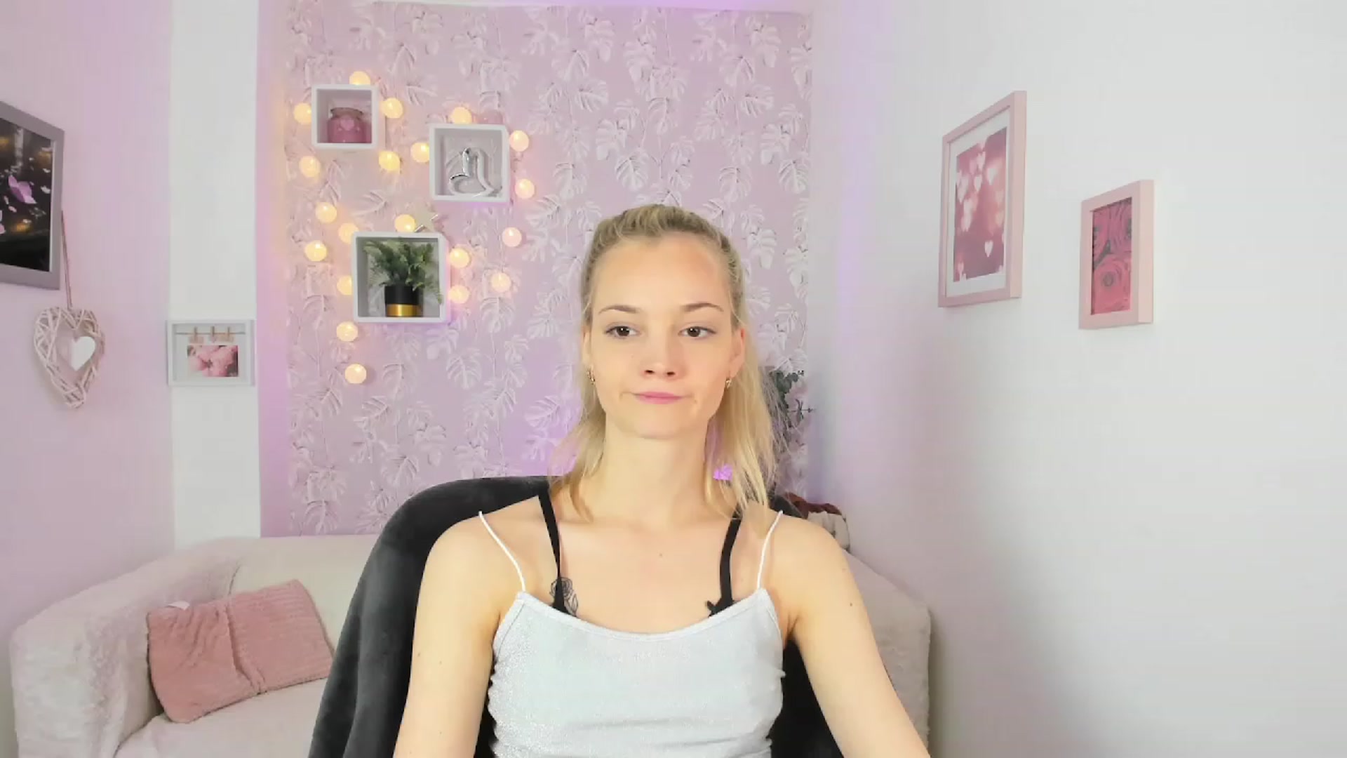 Gallery image thumbnail from Lexy_Belle18's myfreecams stream on, 05/18/2023, 09:41 image 4 of 20