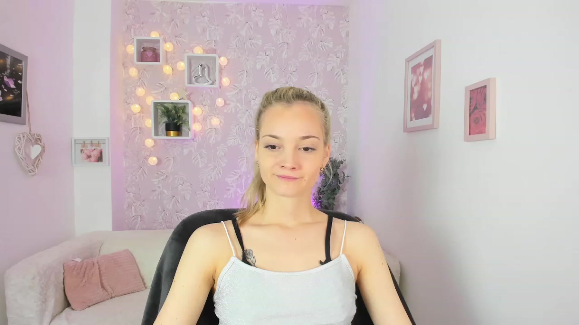 Gallery image thumbnail from Lexy_Belle18's myfreecams stream on, 05/18/2023, 09:41 image 8 of 20