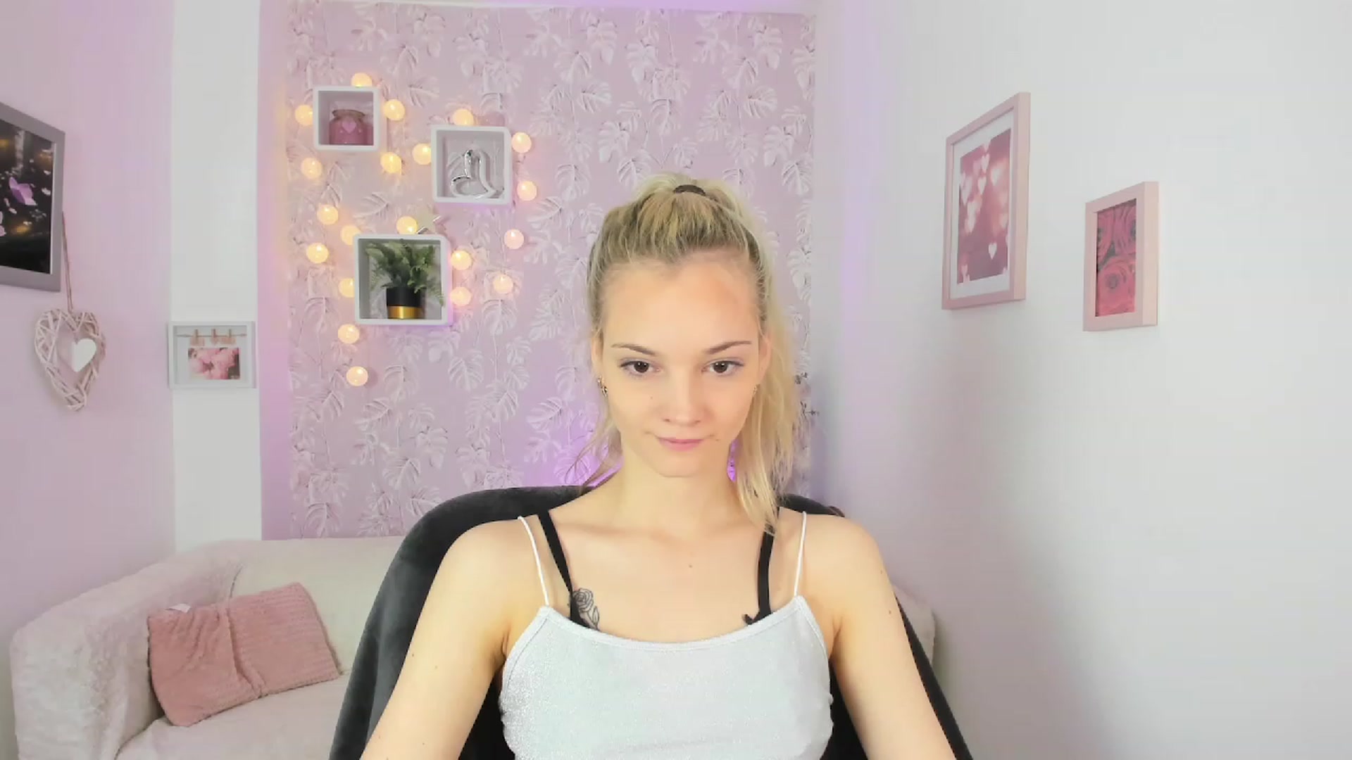 Gallery image thumbnail from Lexy_Belle18's myfreecams stream on, 05/18/2023, 09:41 image 7 of 20