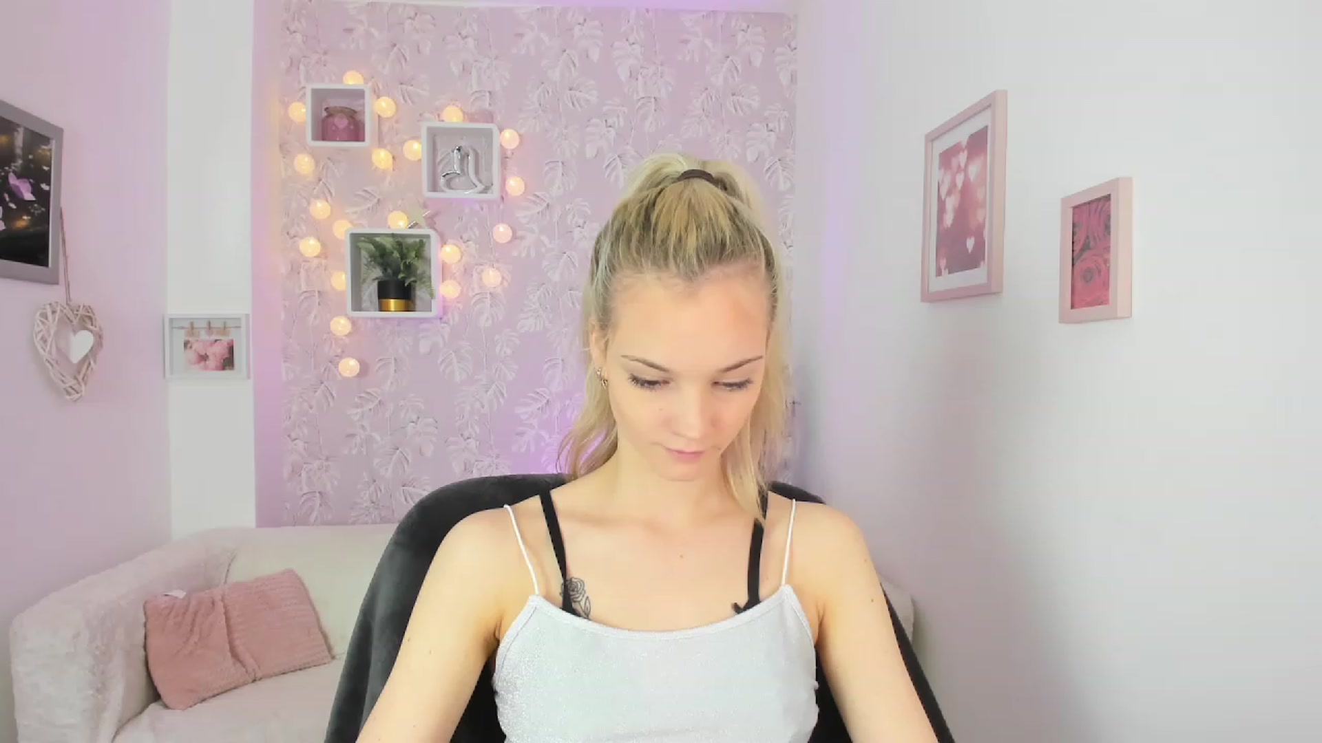 Gallery image thumbnail from Lexy_Belle18's myfreecams stream on, 05/18/2023, 09:41 image 6 of 20