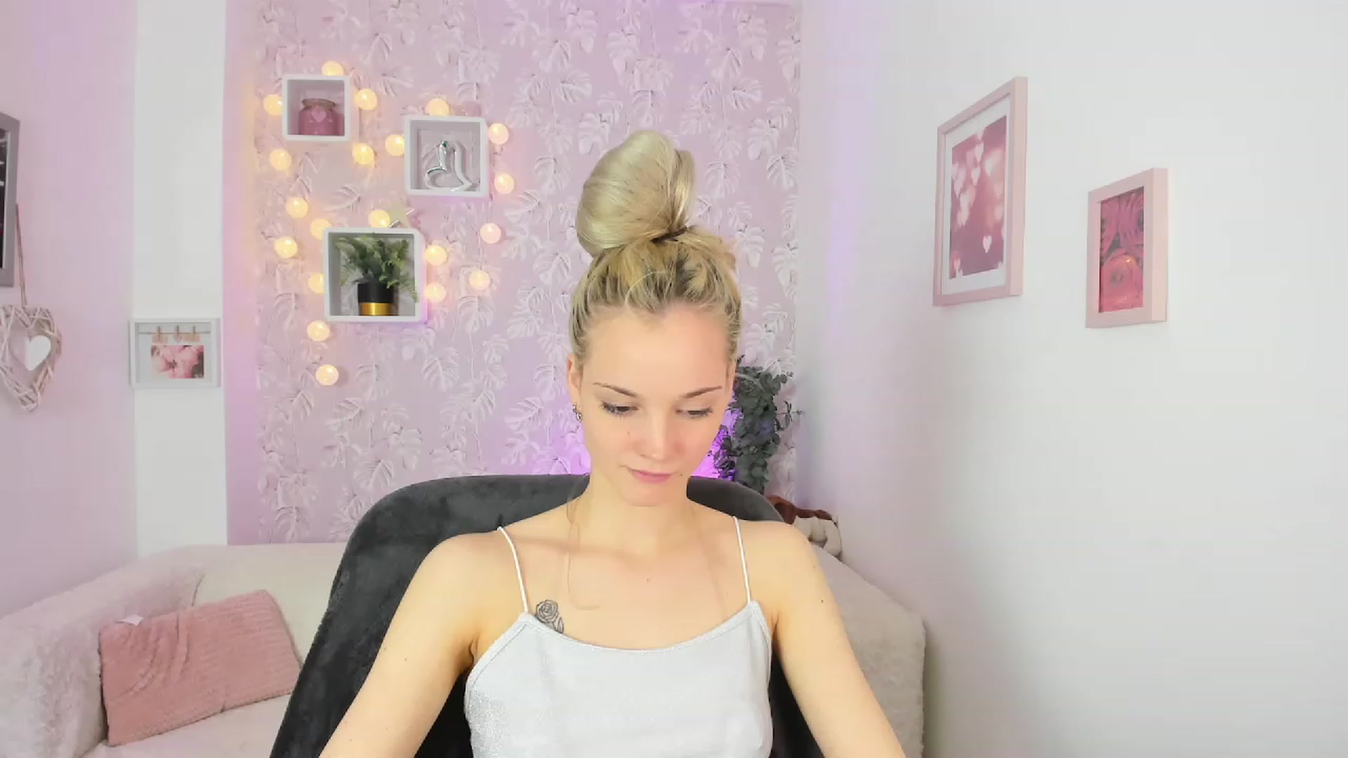 Gallery image thumbnail from Lexy_Belle18's myfreecams stream on, 05/18/2023, 13:03 image 2 of 20