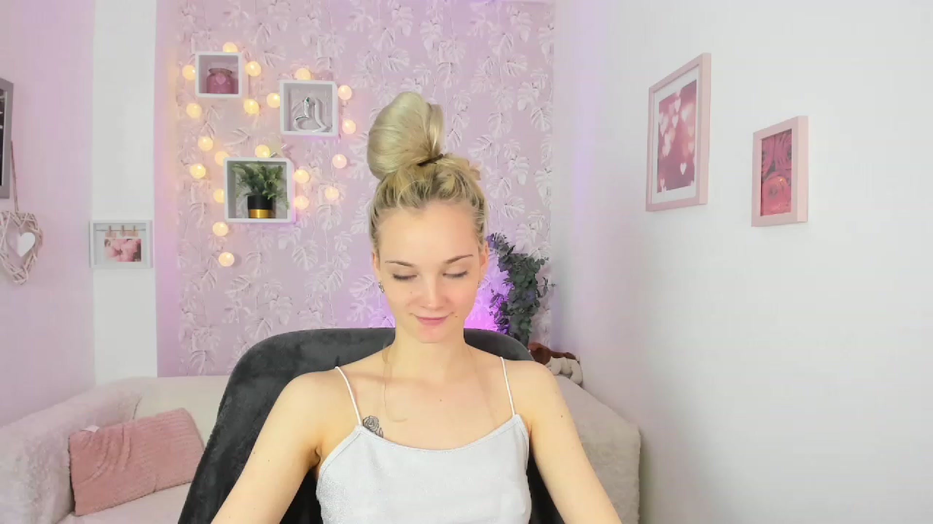 Gallery image thumbnail from Lexy_Belle18's myfreecams stream on, 05/18/2023, 13:03 image 4 of 20